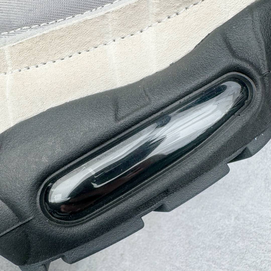 图片[18]-＃GX纯原 CDG x NK Air Max 95 联名复古减震防滑低帮气垫跑步鞋 黑白灰 CU8406-101 鞋款设计灵感源于人体构造 中底设计基于人体的脊柱构造 是整体设计的核心 尼龙孔眼代表了肋骨 而分层式面板和网眼象征着肌肉纤维和肉体组织 Air Max 95采用了两个独立的吹塑成型的Air-Sole单元 并首次在前掌使用可视化气垫设计 Swoosh logo夜当作一个 点符号放在了鞋子的后帮位置 20年的发展让 AIR MAX 95有了不同的故事 20年后再度面向世人的时候 焕然一新的面貌 让人有了另外一种清新脱俗的感觉 尺码：40 40.5 41 42 42.5 43 44 44.5 45 45.5 46 47.5 48.5-选品中心