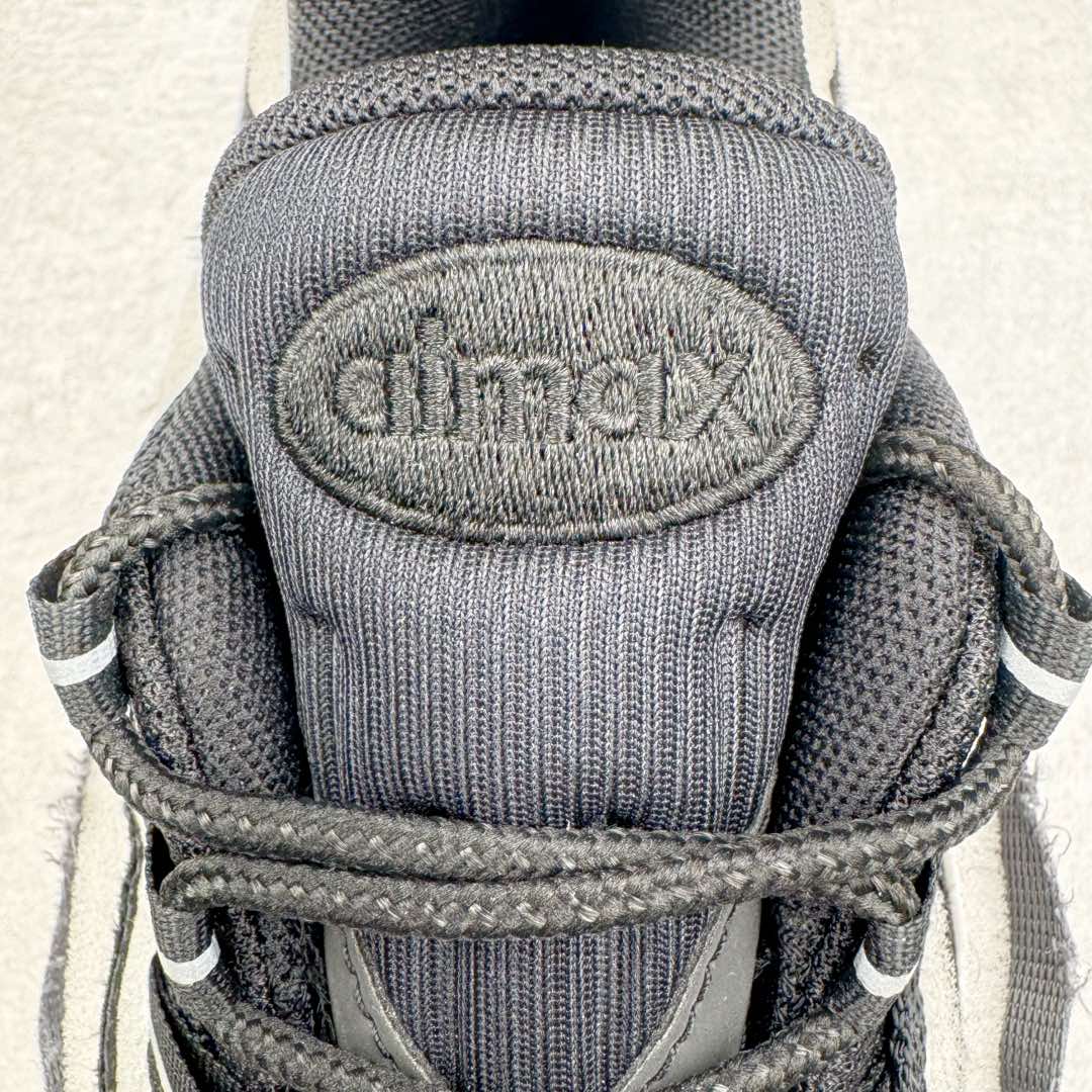 图片[14]-＃GX纯原 CDG x NK Air Max 95 联名复古减震防滑低帮气垫跑步鞋 黑白灰 CU8406-101 鞋款设计灵感源于人体构造 中底设计基于人体的脊柱构造 是整体设计的核心 尼龙孔眼代表了肋骨 而分层式面板和网眼象征着肌肉纤维和肉体组织 Air Max 95采用了两个独立的吹塑成型的Air-Sole单元 并首次在前掌使用可视化气垫设计 Swoosh logo夜当作一个 点符号放在了鞋子的后帮位置 20年的发展让 AIR MAX 95有了不同的故事 20年后再度面向世人的时候 焕然一新的面貌 让人有了另外一种清新脱俗的感觉 尺码：40 40.5 41 42 42.5 43 44 44.5 45 45.5 46 47.5 48.5-选品中心