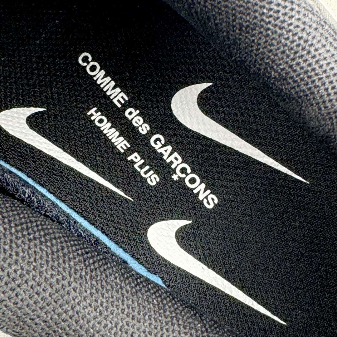 图片[11]-＃GX纯原 CDG x NK Air Max 95 联名复古减震防滑低帮气垫跑步鞋 黑白灰 CU8406-101 鞋款设计灵感源于人体构造 中底设计基于人体的脊柱构造 是整体设计的核心 尼龙孔眼代表了肋骨 而分层式面板和网眼象征着肌肉纤维和肉体组织 Air Max 95采用了两个独立的吹塑成型的Air-Sole单元 并首次在前掌使用可视化气垫设计 Swoosh logo夜当作一个 点符号放在了鞋子的后帮位置 20年的发展让 AIR MAX 95有了不同的故事 20年后再度面向世人的时候 焕然一新的面貌 让人有了另外一种清新脱俗的感觉 尺码：40 40.5 41 42 42.5 43 44 44.5 45 45.5 46 47.5 48.5-选品中心