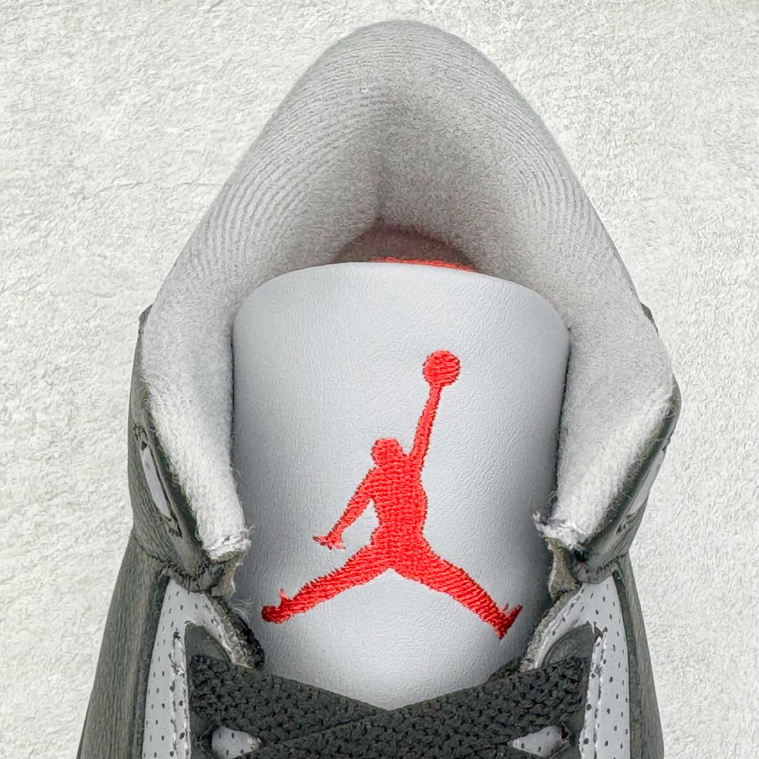 图片[13]-＃Lw纯原 Air Jordan AJ3 Retro 复刻黑水泥 DN3707-010 圈内最强三代系列 匠心打造 开发时长超过半年 目前可过各类鉴定或无法鉴定 裸鞋随便操作 全套原纸板楦头开发 原厂大底磨具加持立体防滑纹理 原装可视Air Sole气垫 原汁原味最完美的三代版型 唯一正确鞋头趴度弧度高度鞋身腰线 原厂TPU彩虹扎染后跟饰片 正确内里反口里网布 皮料菱角分明不变形无多余毛边 广东原厂zp同批次手工大底描漆拉丝 市场唯一原厂鞋扣模具 原厂织唛标 原厂飞人电绣工艺 尾指中部跳三针 独家绑鞋带手法 印刷中底布 四线拉帮 米色美纹纸贴合固定 进口港宝加持 后跟自然饱满 全鞋荧光划线卡点 追求极致完美 每一双都是工艺品 多重QC质检 超越公司货的品控标准 实实在在的免检产品 尺码：36 36.5 37.5 38 38.5 39 40 40.5 41 42 42.5 43 44 44.5 45 45.5 46 47.5 48.5-选品中心
