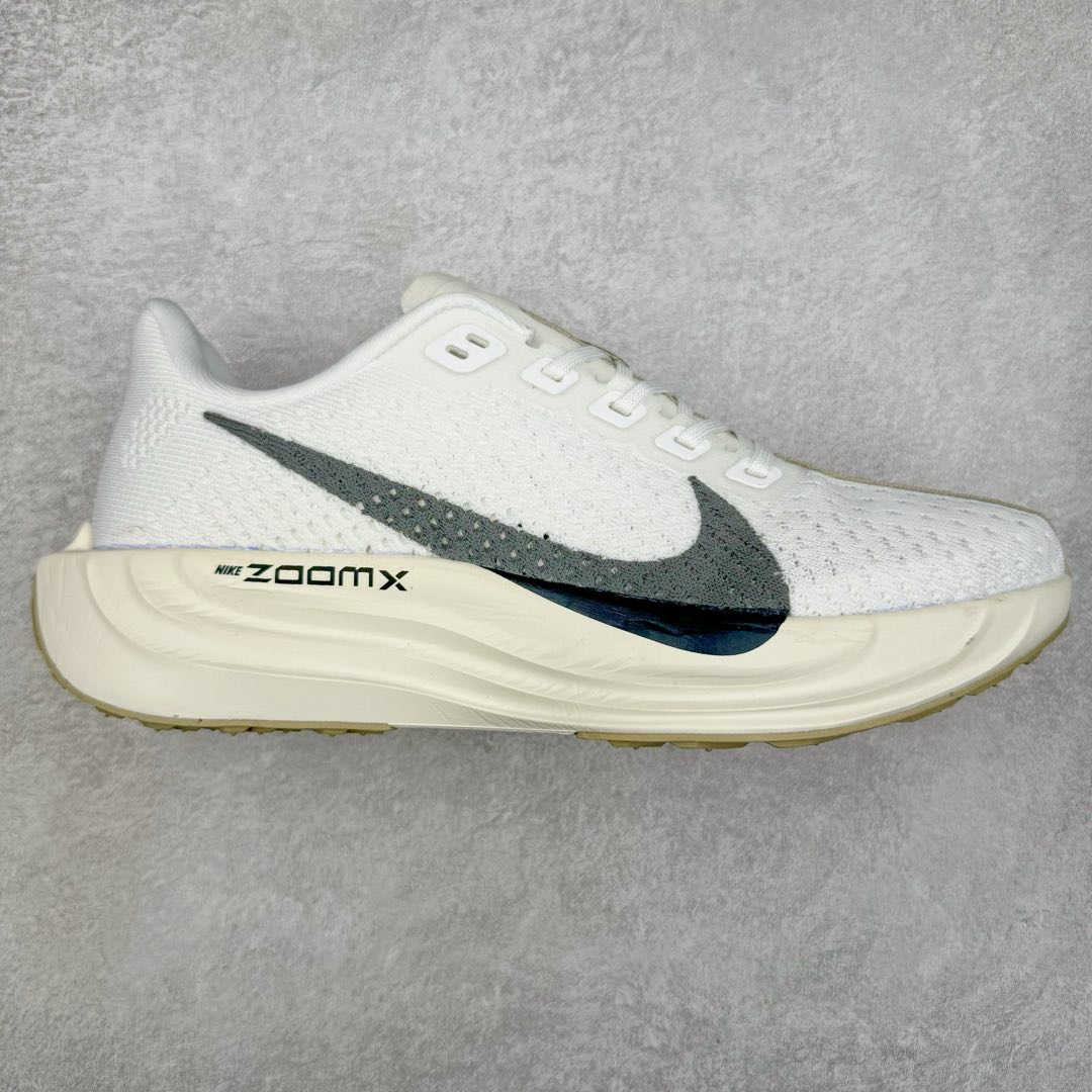 NK Zoom Pegasus Plus 超级飞马涡轮增压马拉松慢跑鞋 FQ7262-100 在设计上延续了原版鞋款的经典风格，向 Pegasus Turbo 致敬。鞋面采用 Flyknit 材质，巧妙地在不同区域实现紧密与松散的编织结合。标志性的尼龙中部条纹与原版 Turbo 设计呼应。原有的 Flywire 被内部毡织带替代。鞋领的衬垫和鞋跟支撑则为鞋面增添了完善的细节。与以往的 Turbo 型号采用双层泡沫不同，Pegasus Plus 使用了一体式 ZoomX 中底。鞋跟厚度为 35 毫米，前掌为 25 毫米，形成 10 毫米的落差，外底覆盖了大量橡胶，而 ZoomX 外露的部分也十分显眼。尺码：36 36.5 37.5 38 38.5 39 40 40.5 41 42 42.5 43 44 44.5 45-选品中心