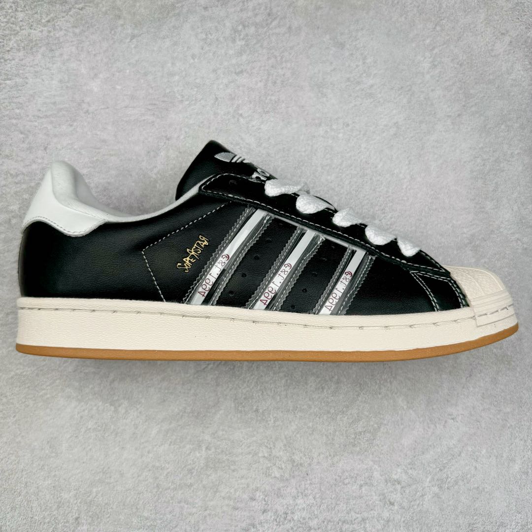 AD Originals Superstar 经典复古贝壳头板鞋 IH1313 诞生于1969年 是第一双将全皮面鞋 身与橡胶鞋头结合在一起的低帮篮球鞋 Superstar最开始 是作为高帮篮球鞋Pro Model的低帮版本而出现的 但因为其独特和醒目的橡胶鞋头造型而让大家熟知 被大家形象地称为\\\”shelltoe\\\”贝壳头 在70年代的美国职业篮球场上 接近3/4的NBA球员都将这双Superstar作为场上用鞋 80年代之后 经过不断的改良和发展 Superstar逐渐成为横跨时装、音乐、街头文化、休闲和运动等各大领域的时尚潮鞋 尺码：36 36.5 37 38 38.5 39 40 40.5 41 42 42.5 43 44 44.5 45-选品中心