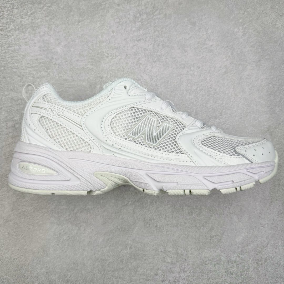 New Balance NB530 新百伦复古透气跑步鞋 抛弃过往以皮革为主的人气轮廓 以极具复古风范的跑鞋外观呈现 设计上全鞋以简约清爽的纯白色作基底 鞋身覆盖大面积织物网眼材质 并于鞋头、鞋带孔眼片等细节处点缀对比鲜明的反光银镀层凸显 鞋舌、侧身等位置则辅以一贯的「N」字标志和品牌徽标彰显身份 最后通过搭载的 ABZORB 缓震中底完善整体造型 尺码：36 37 37.5 38 38.5 39 40 40.5 41 42 42.5 43 44 45-选品中心
