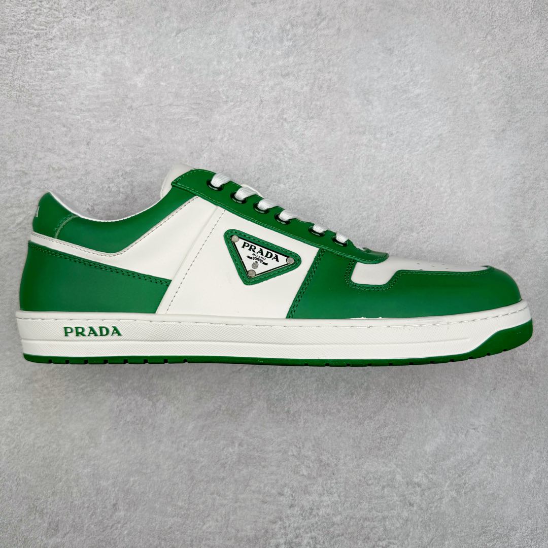 ＃纯原 普拉达Prada Downtown Low Sneakers 闹市区系列低帮系带百搭休闲运动小白板鞋“皮革黑白熊猫三角标”男鞋广东原产#原楦数据开发版型#采用粒面头层牛皮鞋面材质#内嵌灌注式PU乳胶缓震鞋垫#外置3.5cmTPR抽真空橡胶鞋底 标志性的珐琅三角形金属徽标，意大利高奢品牌 这款皮革运动鞋多角度诠释Prada徽标：轻巧跃于鞋舌，沿轻质橡胶鞋底铺陈，化身标志性的涂珐琅金属三角形点缀鞋面一侧，无不阐释品牌格调。金属孔眼和棉质鞋带 珐琅三角形装饰鞋面 鞋舌Prada Milano印花徽标 轻质箱型鞋底，侧面配压花徽标 鞋底厚3.5厘米 可拆卸皮革包覆内底 尺码 38 39 40 41 42 43 44 45-选品中心