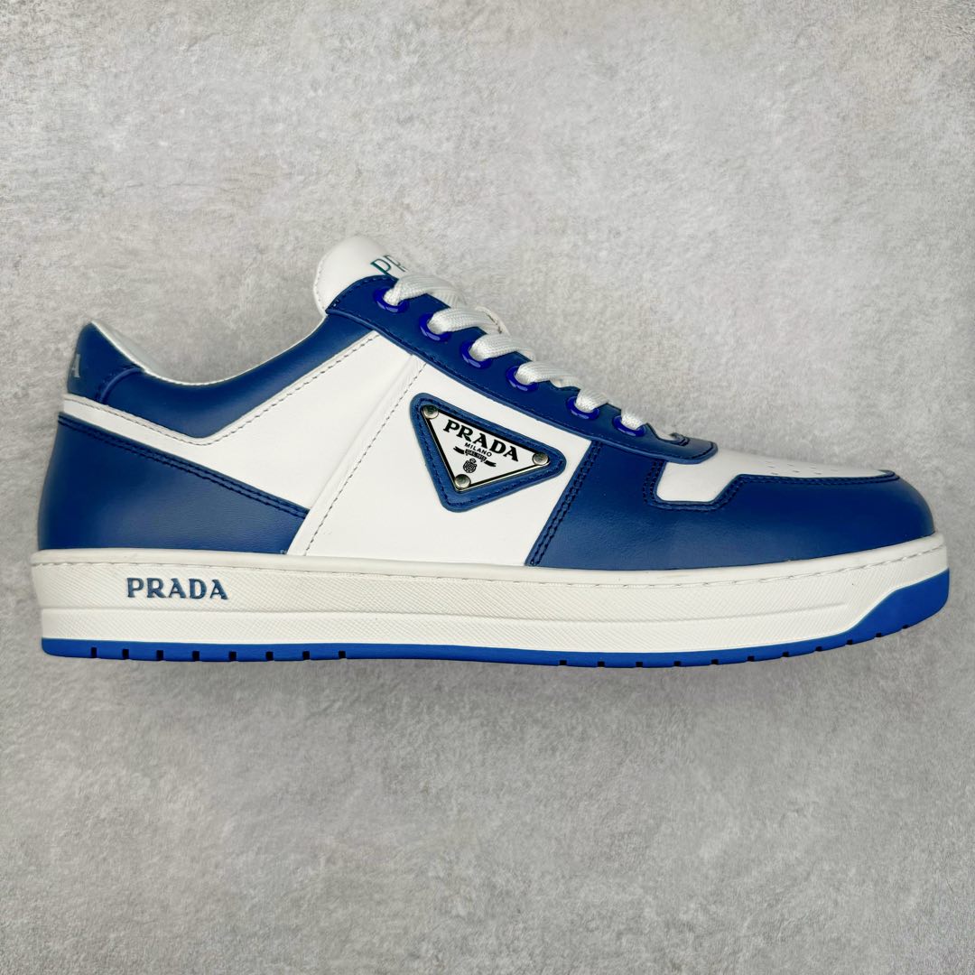 图片[2]-＃纯原 普拉达Prada Downtown Low Sneakers 闹市区系列低帮系带百搭休闲运动小白板鞋“皮革黑白熊猫三角标”男鞋广东原产#原楦数据开发版型#采用粒面头层牛皮鞋面材质#内嵌灌注式PU乳胶缓震鞋垫#外置3.5cmTPR抽真空橡胶鞋底 标志性的珐琅三角形金属徽标，意大利高奢品牌 这款皮革运动鞋多角度诠释Prada徽标：轻巧跃于鞋舌，沿轻质橡胶鞋底铺陈，化身标志性的涂珐琅金属三角形点缀鞋面一侧，无不阐释品牌格调。金属孔眼和棉质鞋带 珐琅三角形装饰鞋面 鞋舌Prada Milano印花徽标 轻质箱型鞋底，侧面配压花徽标 鞋底厚3.5厘米 可拆卸皮革包覆内底 尺码 38 39 40 41 42 43 44 45-选品中心