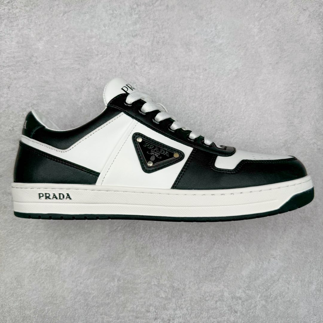 图片[5]-＃纯原 普拉达Prada Downtown Low Sneakers 闹市区系列低帮系带百搭休闲运动小白板鞋“皮革黑白熊猫三角标”男鞋广东原产#原楦数据开发版型#采用粒面头层牛皮鞋面材质#内嵌灌注式PU乳胶缓震鞋垫#外置3.5cmTPR抽真空橡胶鞋底 标志性的珐琅三角形金属徽标，意大利高奢品牌 这款皮革运动鞋多角度诠释Prada徽标：轻巧跃于鞋舌，沿轻质橡胶鞋底铺陈，化身标志性的涂珐琅金属三角形点缀鞋面一侧，无不阐释品牌格调。金属孔眼和棉质鞋带 珐琅三角形装饰鞋面 鞋舌Prada Milano印花徽标 轻质箱型鞋底，侧面配压花徽标 鞋底厚3.5厘米 可拆卸皮革包覆内底 尺码 38 39 40 41 42 43 44 45-选品中心