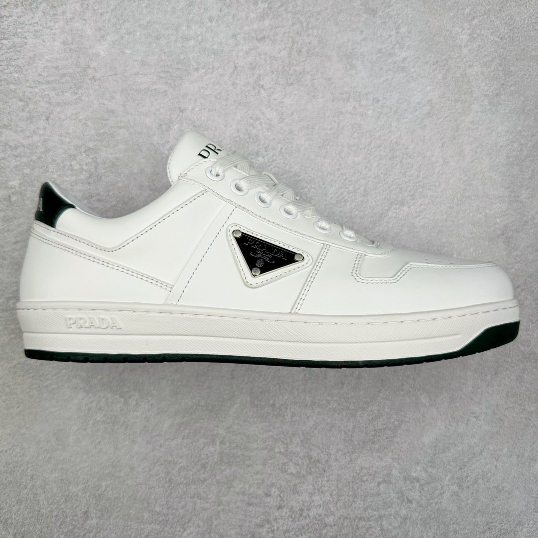 图片[7]-＃纯原 普拉达Prada Downtown Low Sneakers 闹市区系列低帮系带百搭休闲运动小白板鞋“皮革黑白熊猫三角标”男鞋广东原产#原楦数据开发版型#采用粒面头层牛皮鞋面材质#内嵌灌注式PU乳胶缓震鞋垫#外置3.5cmTPR抽真空橡胶鞋底 标志性的珐琅三角形金属徽标，意大利高奢品牌 这款皮革运动鞋多角度诠释Prada徽标：轻巧跃于鞋舌，沿轻质橡胶鞋底铺陈，化身标志性的涂珐琅金属三角形点缀鞋面一侧，无不阐释品牌格调。金属孔眼和棉质鞋带 珐琅三角形装饰鞋面 鞋舌Prada Milano印花徽标 轻质箱型鞋底，侧面配压花徽标 鞋底厚3.5厘米 可拆卸皮革包覆内底 尺码 38 39 40 41 42 43 44 45-选品中心
