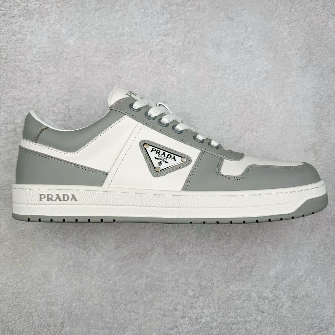 图片[6]-＃纯原 普拉达Prada Downtown Low Sneakers 闹市区系列低帮系带百搭休闲运动小白板鞋“皮革黑白熊猫三角标”男鞋广东原产#原楦数据开发版型#采用粒面头层牛皮鞋面材质#内嵌灌注式PU乳胶缓震鞋垫#外置3.5cmTPR抽真空橡胶鞋底 标志性的珐琅三角形金属徽标，意大利高奢品牌 这款皮革运动鞋多角度诠释Prada徽标：轻巧跃于鞋舌，沿轻质橡胶鞋底铺陈，化身标志性的涂珐琅金属三角形点缀鞋面一侧，无不阐释品牌格调。金属孔眼和棉质鞋带 珐琅三角形装饰鞋面 鞋舌Prada Milano印花徽标 轻质箱型鞋底，侧面配压花徽标 鞋底厚3.5厘米 可拆卸皮革包覆内底 尺码 38 39 40 41 42 43 44 45-选品中心
