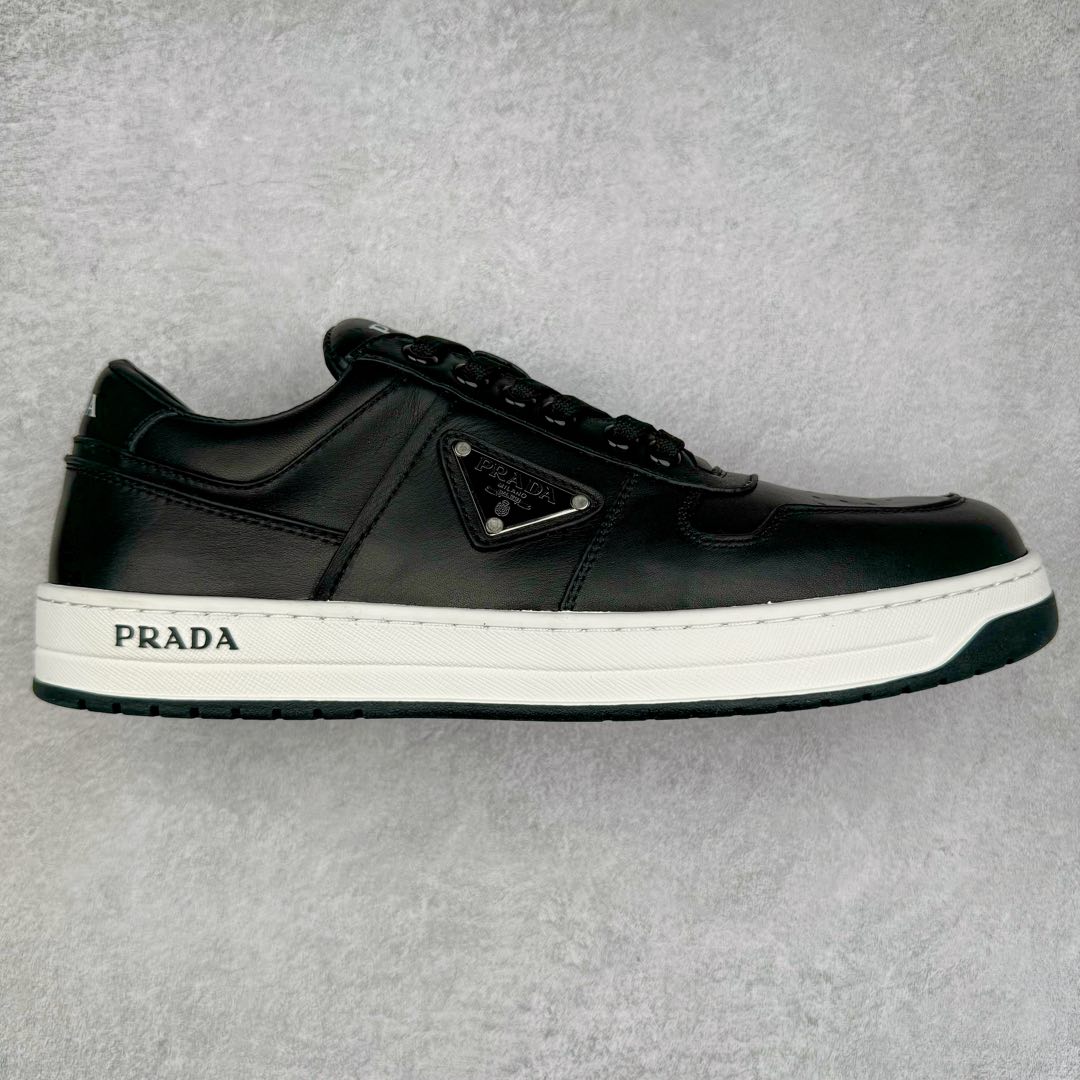 图片[4]-＃纯原 普拉达Prada Downtown Low Sneakers 闹市区系列低帮系带百搭休闲运动小白板鞋“皮革黑白熊猫三角标”男鞋广东原产#原楦数据开发版型#采用粒面头层牛皮鞋面材质#内嵌灌注式PU乳胶缓震鞋垫#外置3.5cmTPR抽真空橡胶鞋底 标志性的珐琅三角形金属徽标，意大利高奢品牌 这款皮革运动鞋多角度诠释Prada徽标：轻巧跃于鞋舌，沿轻质橡胶鞋底铺陈，化身标志性的涂珐琅金属三角形点缀鞋面一侧，无不阐释品牌格调。金属孔眼和棉质鞋带 珐琅三角形装饰鞋面 鞋舌Prada Milano印花徽标 轻质箱型鞋底，侧面配压花徽标 鞋底厚3.5厘米 可拆卸皮革包覆内底 尺码 38 39 40 41 42 43 44 45-选品中心