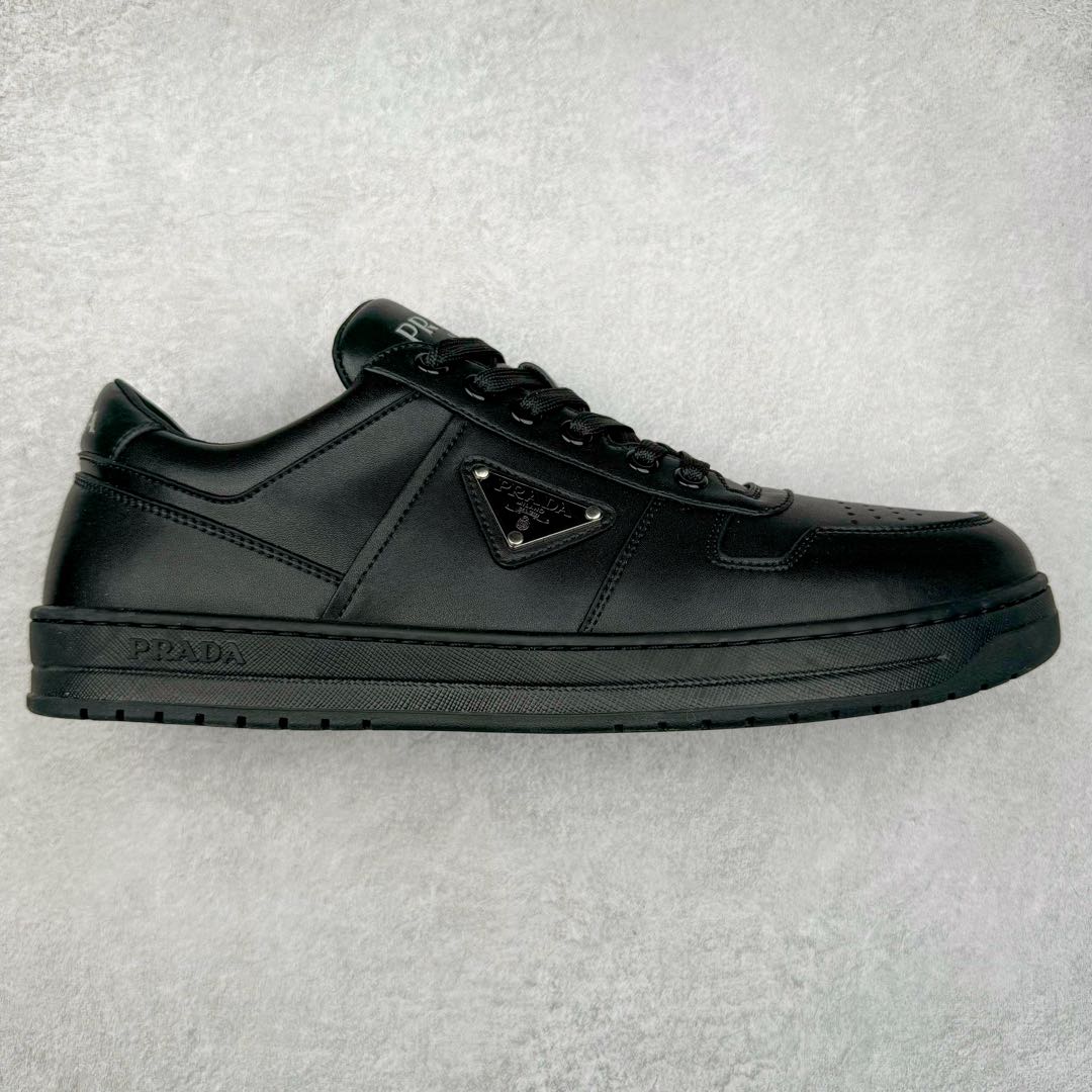 图片[3]-＃纯原 普拉达Prada Downtown Low Sneakers 闹市区系列低帮系带百搭休闲运动小白板鞋“皮革黑白熊猫三角标”男鞋广东原产#原楦数据开发版型#采用粒面头层牛皮鞋面材质#内嵌灌注式PU乳胶缓震鞋垫#外置3.5cmTPR抽真空橡胶鞋底 标志性的珐琅三角形金属徽标，意大利高奢品牌 这款皮革运动鞋多角度诠释Prada徽标：轻巧跃于鞋舌，沿轻质橡胶鞋底铺陈，化身标志性的涂珐琅金属三角形点缀鞋面一侧，无不阐释品牌格调。金属孔眼和棉质鞋带 珐琅三角形装饰鞋面 鞋舌Prada Milano印花徽标 轻质箱型鞋底，侧面配压花徽标 鞋底厚3.5厘米 可拆卸皮革包覆内底 尺码 38 39 40 41 42 43 44 45-选品中心