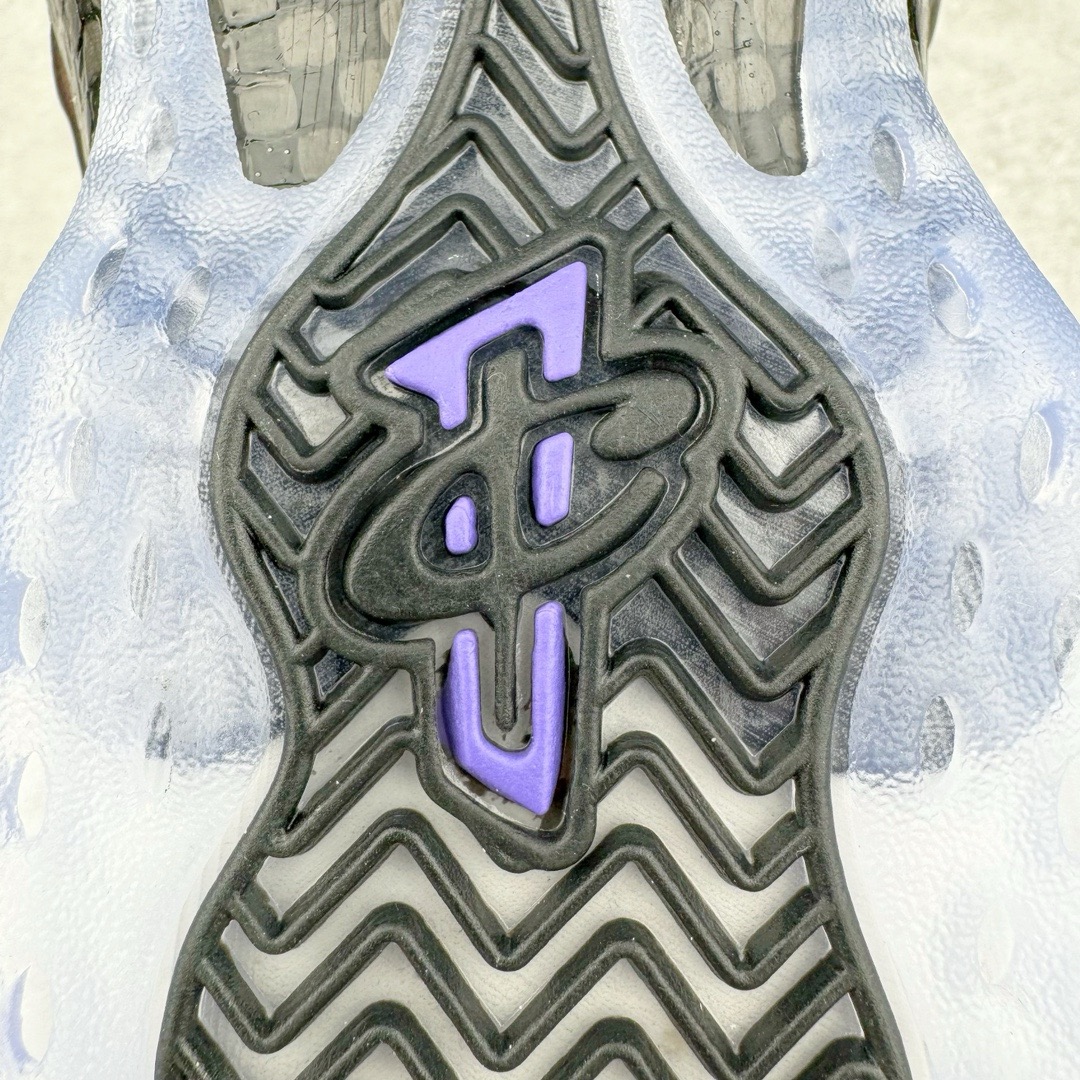 图片[14]-NK Air Foamposite Pro 新茄子喷2024 FN5212-001 莞产原底面 公司渠道同模具 鞋型发泡360度无死角 双层Zoom气垫植入 中底完美注胶 搭载原厂碳纤维材质 诞生于1997年的NK Air Foamposite系列可以说是整个球鞋历史上最为经典的系列之一 也就是我们常说的“喷”和“泡” 其中“喷”由Foamposite One代言人Penny的英文音译而来 而“泡”则来源于另一款鞋型 Foamposite Pro中\\\”pro\\\”的音译 在诞生初期 由于高昂的造价以及超前的外形 Foamposite系列的反对者不在少数 甚至有人认为这款鞋会毁掉整个球鞋行业 但事实证明这双灵感来自于甲虫 自带“黑科技”鞋面以及双层Zoom+大块碳板的太空球鞋不仅受到了大众的接受与追捧 并且成功的影响了篮球鞋的发展 尺码：38.5 39 40 40.5 41 42 42.5 43 44 44.5 45 46-选品中心
