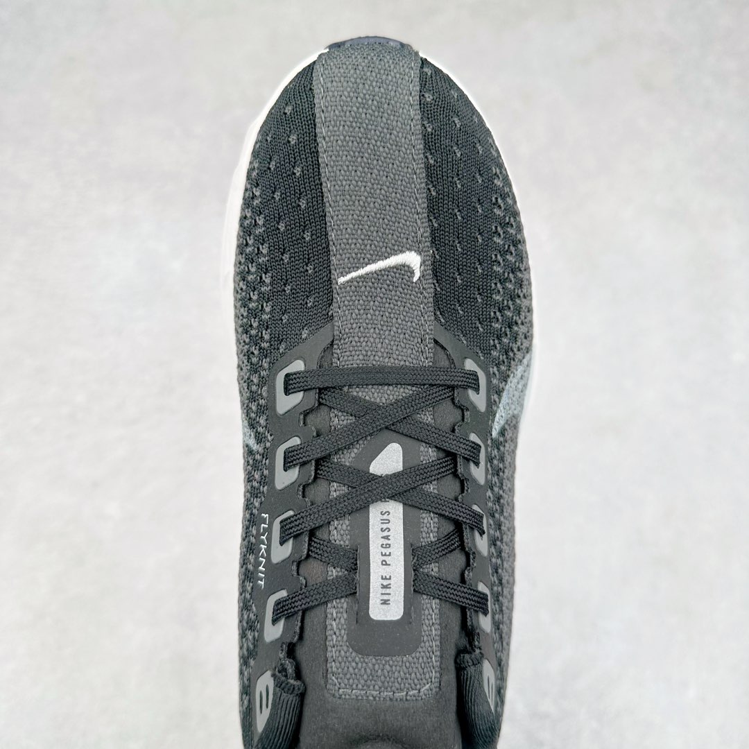 图片[4]-NK Zoom Pegasus Plus 超级飞马涡轮增压马拉松慢跑鞋 FQ7262-002 在设计上延续了原版鞋款的经典风格，向 Pegasus Turbo 致敬。鞋面采用 Flyknit 材质，巧妙地在不同区域实现紧密与松散的编织结合。标志性的尼龙中部条纹与原版 Turbo 设计呼应。原有的 Flywire 被内部毡织带替代。鞋领的衬垫和鞋跟支撑则为鞋面增添了完善的细节。与以往的 Turbo 型号采用双层泡沫不同，Pegasus Plus 使用了一体式 ZoomX 中底。鞋跟厚度为 35 毫米，前掌为 25 毫米，形成 10 毫米的落差，外底覆盖了大量橡胶，而 ZoomX 外露的部分也十分显眼。尺码：36 36.5 37.5 38 38.5 39 40 40.5 41 42 42.5 43 44 44.5 45-选品中心