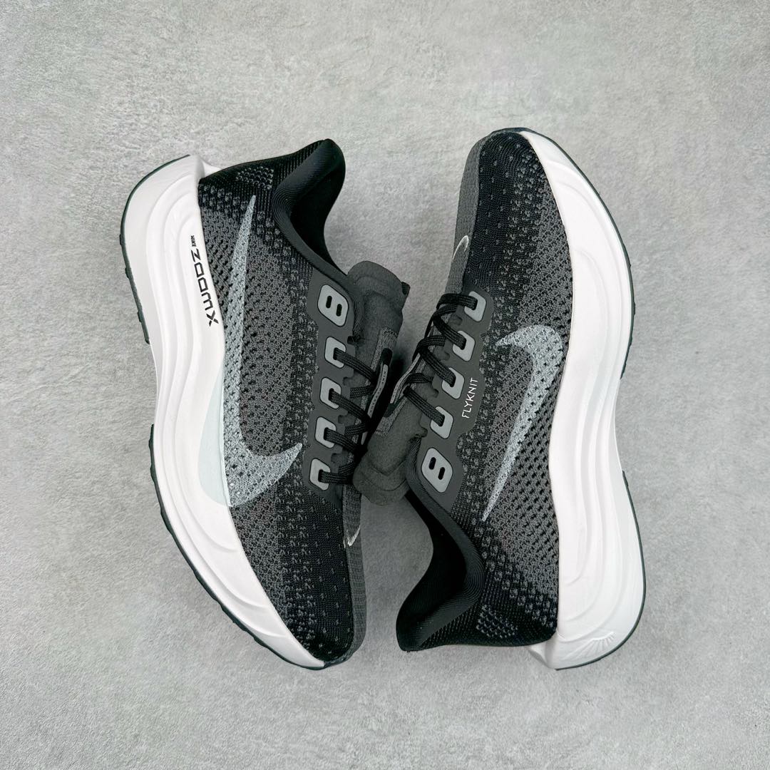 图片[3]-NK Zoom Pegasus Plus 超级飞马涡轮增压马拉松慢跑鞋 FQ7262-002 在设计上延续了原版鞋款的经典风格，向 Pegasus Turbo 致敬。鞋面采用 Flyknit 材质，巧妙地在不同区域实现紧密与松散的编织结合。标志性的尼龙中部条纹与原版 Turbo 设计呼应。原有的 Flywire 被内部毡织带替代。鞋领的衬垫和鞋跟支撑则为鞋面增添了完善的细节。与以往的 Turbo 型号采用双层泡沫不同，Pegasus Plus 使用了一体式 ZoomX 中底。鞋跟厚度为 35 毫米，前掌为 25 毫米，形成 10 毫米的落差，外底覆盖了大量橡胶，而 ZoomX 外露的部分也十分显眼。尺码：36 36.5 37.5 38 38.5 39 40 40.5 41 42 42.5 43 44 44.5 45-选品中心