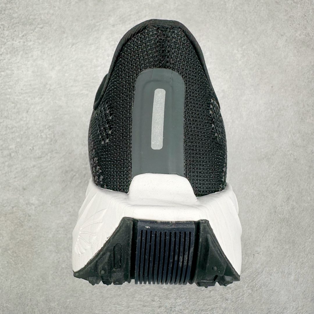 图片[8]-NK Zoom Pegasus Plus 超级飞马涡轮增压马拉松慢跑鞋 FQ7262-002 在设计上延续了原版鞋款的经典风格，向 Pegasus Turbo 致敬。鞋面采用 Flyknit 材质，巧妙地在不同区域实现紧密与松散的编织结合。标志性的尼龙中部条纹与原版 Turbo 设计呼应。原有的 Flywire 被内部毡织带替代。鞋领的衬垫和鞋跟支撑则为鞋面增添了完善的细节。与以往的 Turbo 型号采用双层泡沫不同，Pegasus Plus 使用了一体式 ZoomX 中底。鞋跟厚度为 35 毫米，前掌为 25 毫米，形成 10 毫米的落差，外底覆盖了大量橡胶，而 ZoomX 外露的部分也十分显眼。尺码：36 36.5 37.5 38 38.5 39 40 40.5 41 42 42.5 43 44 44.5 45-选品中心