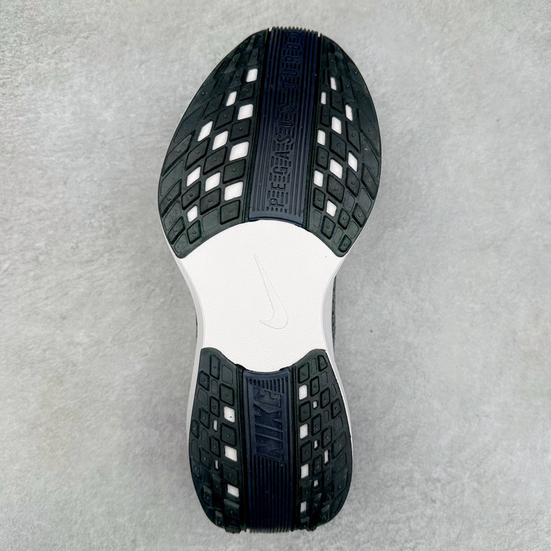 图片[9]-NK Zoom Pegasus Plus 超级飞马涡轮增压马拉松慢跑鞋 FQ7262-002 在设计上延续了原版鞋款的经典风格，向 Pegasus Turbo 致敬。鞋面采用 Flyknit 材质，巧妙地在不同区域实现紧密与松散的编织结合。标志性的尼龙中部条纹与原版 Turbo 设计呼应。原有的 Flywire 被内部毡织带替代。鞋领的衬垫和鞋跟支撑则为鞋面增添了完善的细节。与以往的 Turbo 型号采用双层泡沫不同，Pegasus Plus 使用了一体式 ZoomX 中底。鞋跟厚度为 35 毫米，前掌为 25 毫米，形成 10 毫米的落差，外底覆盖了大量橡胶，而 ZoomX 外露的部分也十分显眼。尺码：36 36.5 37.5 38 38.5 39 40 40.5 41 42 42.5 43 44 44.5 45-选品中心