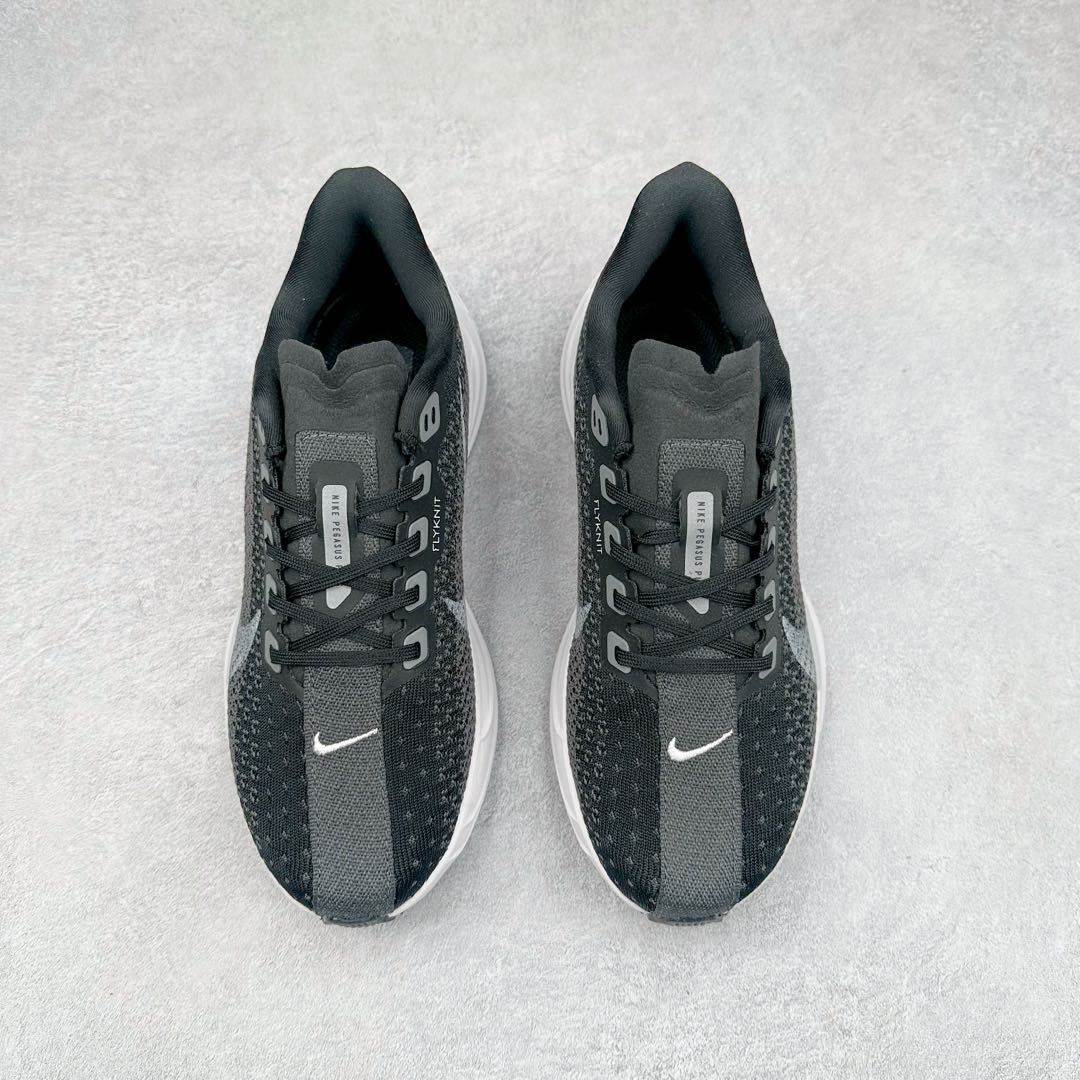 图片[2]-NK Zoom Pegasus Plus 超级飞马涡轮增压马拉松慢跑鞋 FQ7262-002 在设计上延续了原版鞋款的经典风格，向 Pegasus Turbo 致敬。鞋面采用 Flyknit 材质，巧妙地在不同区域实现紧密与松散的编织结合。标志性的尼龙中部条纹与原版 Turbo 设计呼应。原有的 Flywire 被内部毡织带替代。鞋领的衬垫和鞋跟支撑则为鞋面增添了完善的细节。与以往的 Turbo 型号采用双层泡沫不同，Pegasus Plus 使用了一体式 ZoomX 中底。鞋跟厚度为 35 毫米，前掌为 25 毫米，形成 10 毫米的落差，外底覆盖了大量橡胶，而 ZoomX 外露的部分也十分显眼。尺码：36 36.5 37.5 38 38.5 39 40 40.5 41 42 42.5 43 44 44.5 45-选品中心