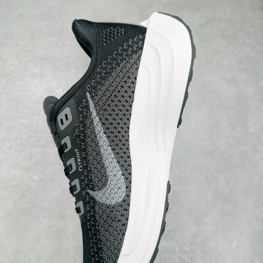 图片[7]-NK Zoom Pegasus Plus 超级飞马涡轮增压马拉松慢跑鞋 FQ7262-002 在设计上延续了原版鞋款的经典风格，向 Pegasus Turbo 致敬。鞋面采用 Flyknit 材质，巧妙地在不同区域实现紧密与松散的编织结合。标志性的尼龙中部条纹与原版 Turbo 设计呼应。原有的 Flywire 被内部毡织带替代。鞋领的衬垫和鞋跟支撑则为鞋面增添了完善的细节。与以往的 Turbo 型号采用双层泡沫不同，Pegasus Plus 使用了一体式 ZoomX 中底。鞋跟厚度为 35 毫米，前掌为 25 毫米，形成 10 毫米的落差，外底覆盖了大量橡胶，而 ZoomX 外露的部分也十分显眼。尺码：36 36.5 37.5 38 38.5 39 40 40.5 41 42 42.5 43 44 44.5 45-选品中心