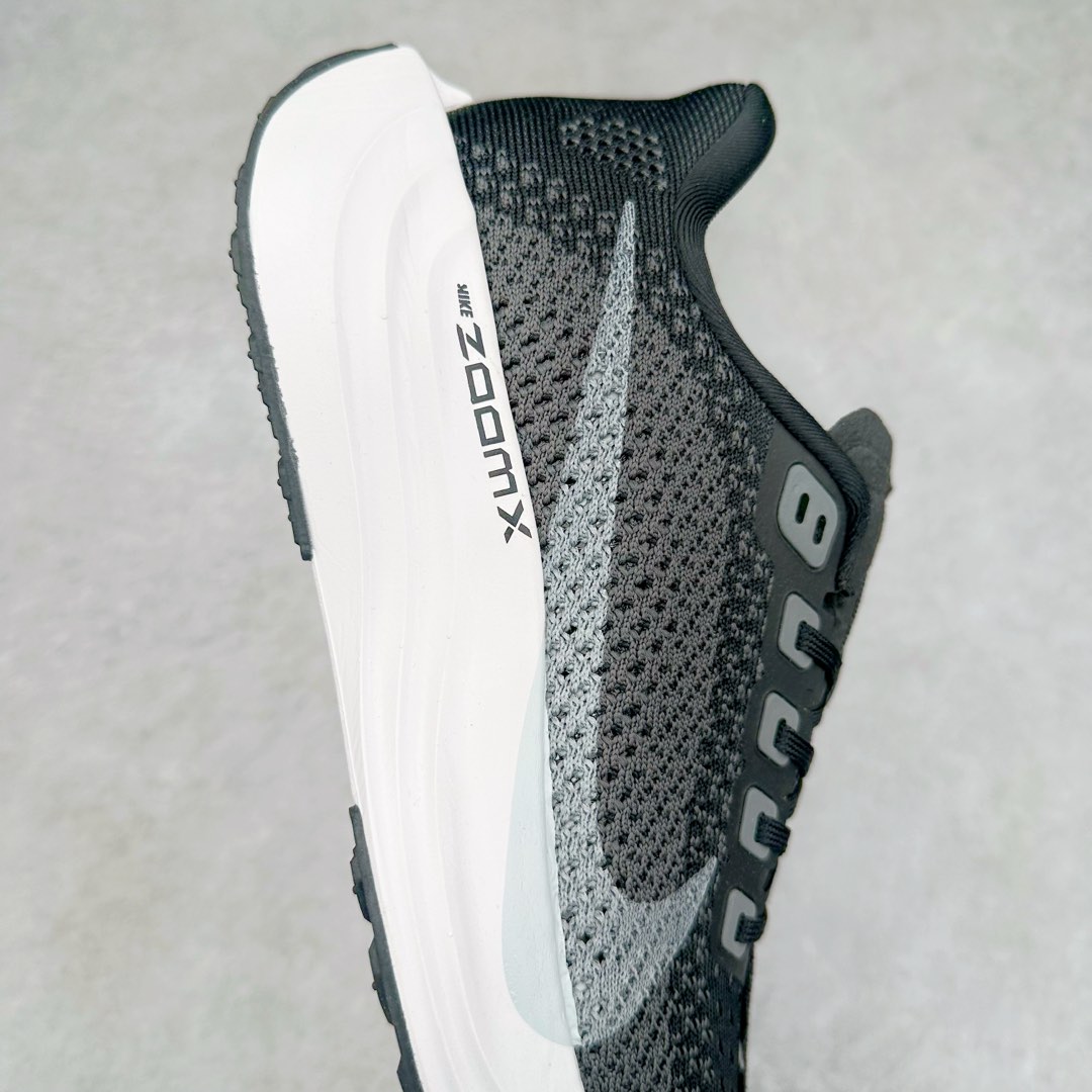 图片[6]-NK Zoom Pegasus Plus 超级飞马涡轮增压马拉松慢跑鞋 FQ7262-002 在设计上延续了原版鞋款的经典风格，向 Pegasus Turbo 致敬。鞋面采用 Flyknit 材质，巧妙地在不同区域实现紧密与松散的编织结合。标志性的尼龙中部条纹与原版 Turbo 设计呼应。原有的 Flywire 被内部毡织带替代。鞋领的衬垫和鞋跟支撑则为鞋面增添了完善的细节。与以往的 Turbo 型号采用双层泡沫不同，Pegasus Plus 使用了一体式 ZoomX 中底。鞋跟厚度为 35 毫米，前掌为 25 毫米，形成 10 毫米的落差，外底覆盖了大量橡胶，而 ZoomX 外露的部分也十分显眼。尺码：36 36.5 37.5 38 38.5 39 40 40.5 41 42 42.5 43 44 44.5 45-选品中心