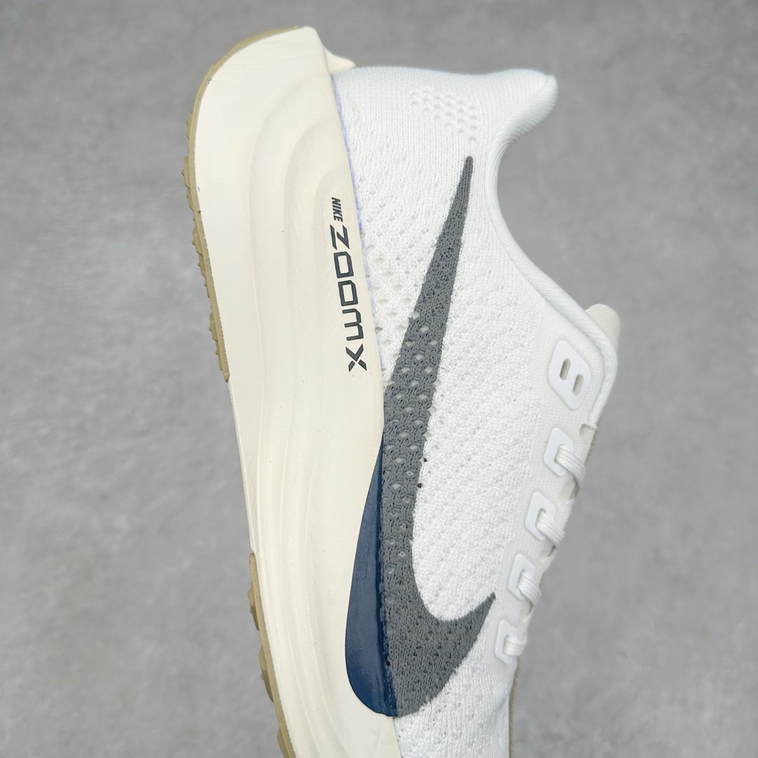 图片[6]-NK Zoom Pegasus Plus 超级飞马涡轮增压马拉松慢跑鞋 FQ7262-100 在设计上延续了原版鞋款的经典风格，向 Pegasus Turbo 致敬。鞋面采用 Flyknit 材质，巧妙地在不同区域实现紧密与松散的编织结合。标志性的尼龙中部条纹与原版 Turbo 设计呼应。原有的 Flywire 被内部毡织带替代。鞋领的衬垫和鞋跟支撑则为鞋面增添了完善的细节。与以往的 Turbo 型号采用双层泡沫不同，Pegasus Plus 使用了一体式 ZoomX 中底。鞋跟厚度为 35 毫米，前掌为 25 毫米，形成 10 毫米的落差，外底覆盖了大量橡胶，而 ZoomX 外露的部分也十分显眼。尺码：36 36.5 37.5 38 38.5 39 40 40.5 41 42 42.5 43 44 44.5 45-选品中心