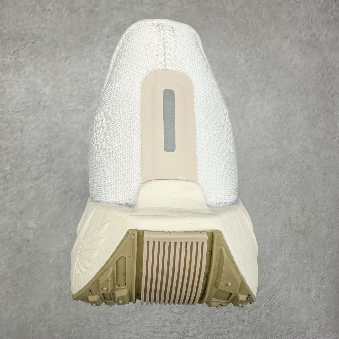 图片[8]-NK Zoom Pegasus Plus 超级飞马涡轮增压马拉松慢跑鞋 FQ7262-100 在设计上延续了原版鞋款的经典风格，向 Pegasus Turbo 致敬。鞋面采用 Flyknit 材质，巧妙地在不同区域实现紧密与松散的编织结合。标志性的尼龙中部条纹与原版 Turbo 设计呼应。原有的 Flywire 被内部毡织带替代。鞋领的衬垫和鞋跟支撑则为鞋面增添了完善的细节。与以往的 Turbo 型号采用双层泡沫不同，Pegasus Plus 使用了一体式 ZoomX 中底。鞋跟厚度为 35 毫米，前掌为 25 毫米，形成 10 毫米的落差，外底覆盖了大量橡胶，而 ZoomX 外露的部分也十分显眼。尺码：36 36.5 37.5 38 38.5 39 40 40.5 41 42 42.5 43 44 44.5 45-选品中心