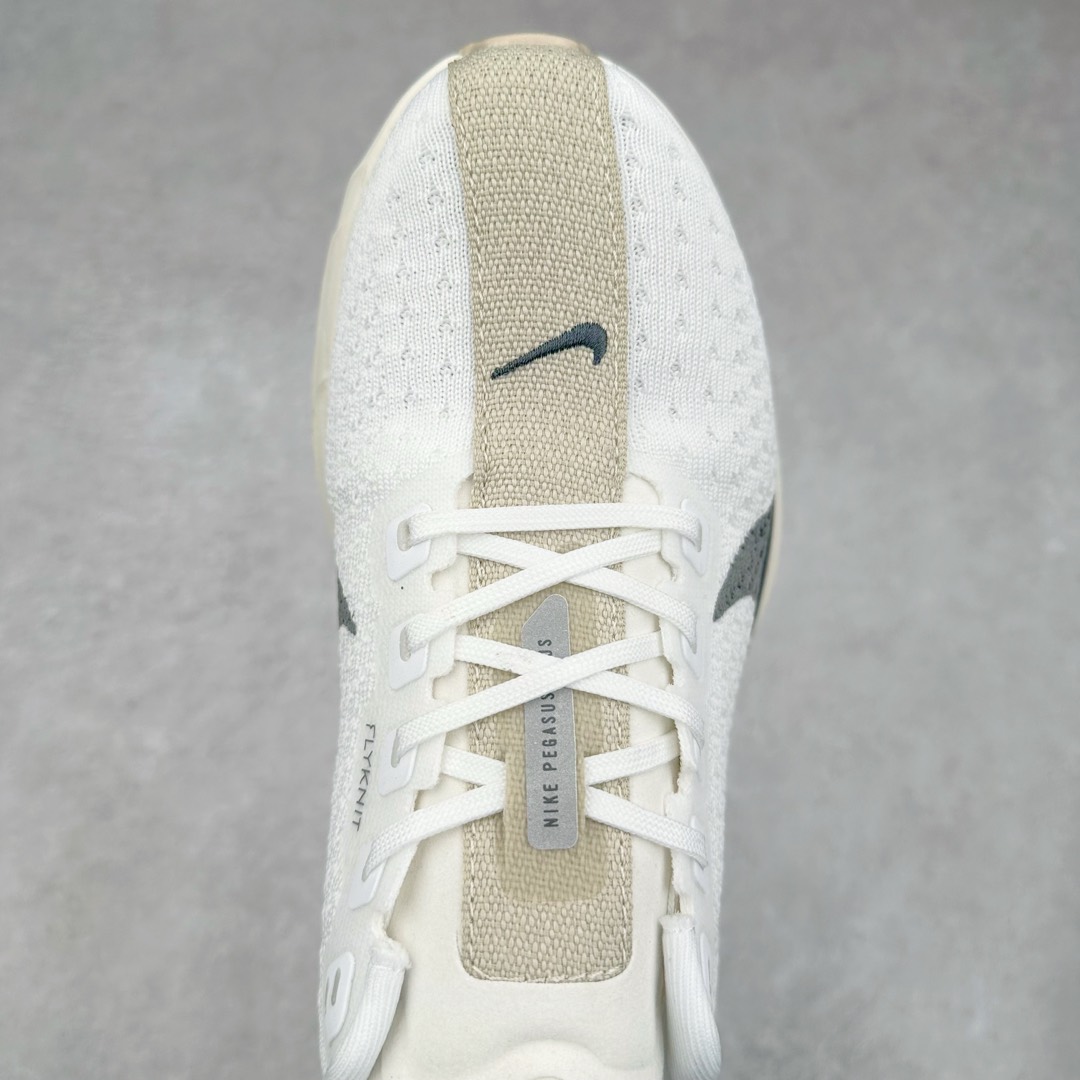 图片[4]-NK Zoom Pegasus Plus 超级飞马涡轮增压马拉松慢跑鞋 FQ7262-100 在设计上延续了原版鞋款的经典风格，向 Pegasus Turbo 致敬。鞋面采用 Flyknit 材质，巧妙地在不同区域实现紧密与松散的编织结合。标志性的尼龙中部条纹与原版 Turbo 设计呼应。原有的 Flywire 被内部毡织带替代。鞋领的衬垫和鞋跟支撑则为鞋面增添了完善的细节。与以往的 Turbo 型号采用双层泡沫不同，Pegasus Plus 使用了一体式 ZoomX 中底。鞋跟厚度为 35 毫米，前掌为 25 毫米，形成 10 毫米的落差，外底覆盖了大量橡胶，而 ZoomX 外露的部分也十分显眼。尺码：36 36.5 37.5 38 38.5 39 40 40.5 41 42 42.5 43 44 44.5 45-选品中心