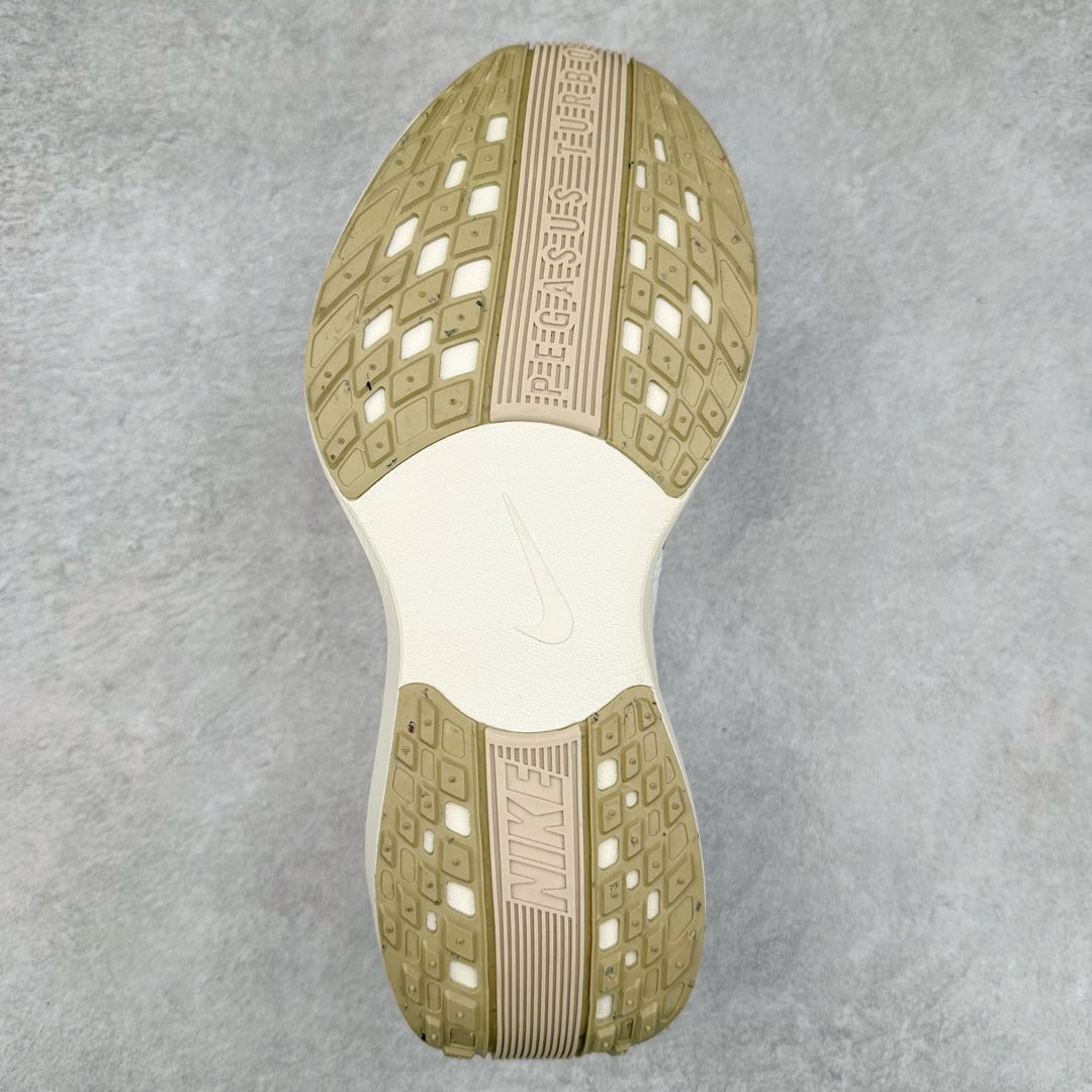 图片[9]-NK Zoom Pegasus Plus 超级飞马涡轮增压马拉松慢跑鞋 FQ7262-100 在设计上延续了原版鞋款的经典风格，向 Pegasus Turbo 致敬。鞋面采用 Flyknit 材质，巧妙地在不同区域实现紧密与松散的编织结合。标志性的尼龙中部条纹与原版 Turbo 设计呼应。原有的 Flywire 被内部毡织带替代。鞋领的衬垫和鞋跟支撑则为鞋面增添了完善的细节。与以往的 Turbo 型号采用双层泡沫不同，Pegasus Plus 使用了一体式 ZoomX 中底。鞋跟厚度为 35 毫米，前掌为 25 毫米，形成 10 毫米的落差，外底覆盖了大量橡胶，而 ZoomX 外露的部分也十分显眼。尺码：36 36.5 37.5 38 38.5 39 40 40.5 41 42 42.5 43 44 44.5 45-选品中心