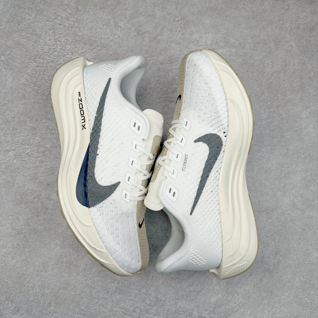 图片[3]-NK Zoom Pegasus Plus 超级飞马涡轮增压马拉松慢跑鞋 FQ7262-100 在设计上延续了原版鞋款的经典风格，向 Pegasus Turbo 致敬。鞋面采用 Flyknit 材质，巧妙地在不同区域实现紧密与松散的编织结合。标志性的尼龙中部条纹与原版 Turbo 设计呼应。原有的 Flywire 被内部毡织带替代。鞋领的衬垫和鞋跟支撑则为鞋面增添了完善的细节。与以往的 Turbo 型号采用双层泡沫不同，Pegasus Plus 使用了一体式 ZoomX 中底。鞋跟厚度为 35 毫米，前掌为 25 毫米，形成 10 毫米的落差，外底覆盖了大量橡胶，而 ZoomX 外露的部分也十分显眼。尺码：36 36.5 37.5 38 38.5 39 40 40.5 41 42 42.5 43 44 44.5 45-选品中心