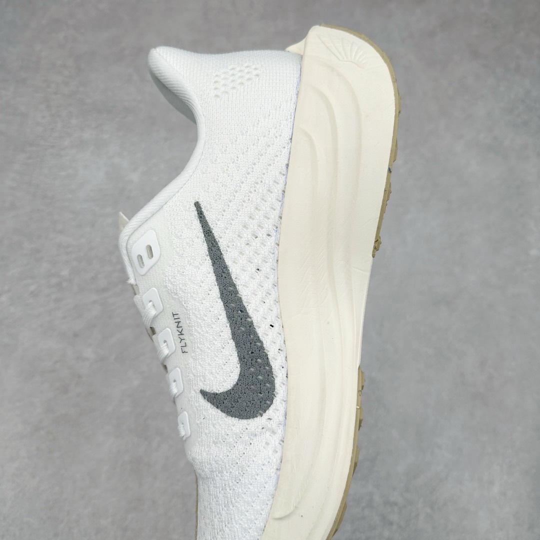 图片[7]-NK Zoom Pegasus Plus 超级飞马涡轮增压马拉松慢跑鞋 FQ7262-100 在设计上延续了原版鞋款的经典风格，向 Pegasus Turbo 致敬。鞋面采用 Flyknit 材质，巧妙地在不同区域实现紧密与松散的编织结合。标志性的尼龙中部条纹与原版 Turbo 设计呼应。原有的 Flywire 被内部毡织带替代。鞋领的衬垫和鞋跟支撑则为鞋面增添了完善的细节。与以往的 Turbo 型号采用双层泡沫不同，Pegasus Plus 使用了一体式 ZoomX 中底。鞋跟厚度为 35 毫米，前掌为 25 毫米，形成 10 毫米的落差，外底覆盖了大量橡胶，而 ZoomX 外露的部分也十分显眼。尺码：36 36.5 37.5 38 38.5 39 40 40.5 41 42 42.5 43 44 44.5 45-选品中心