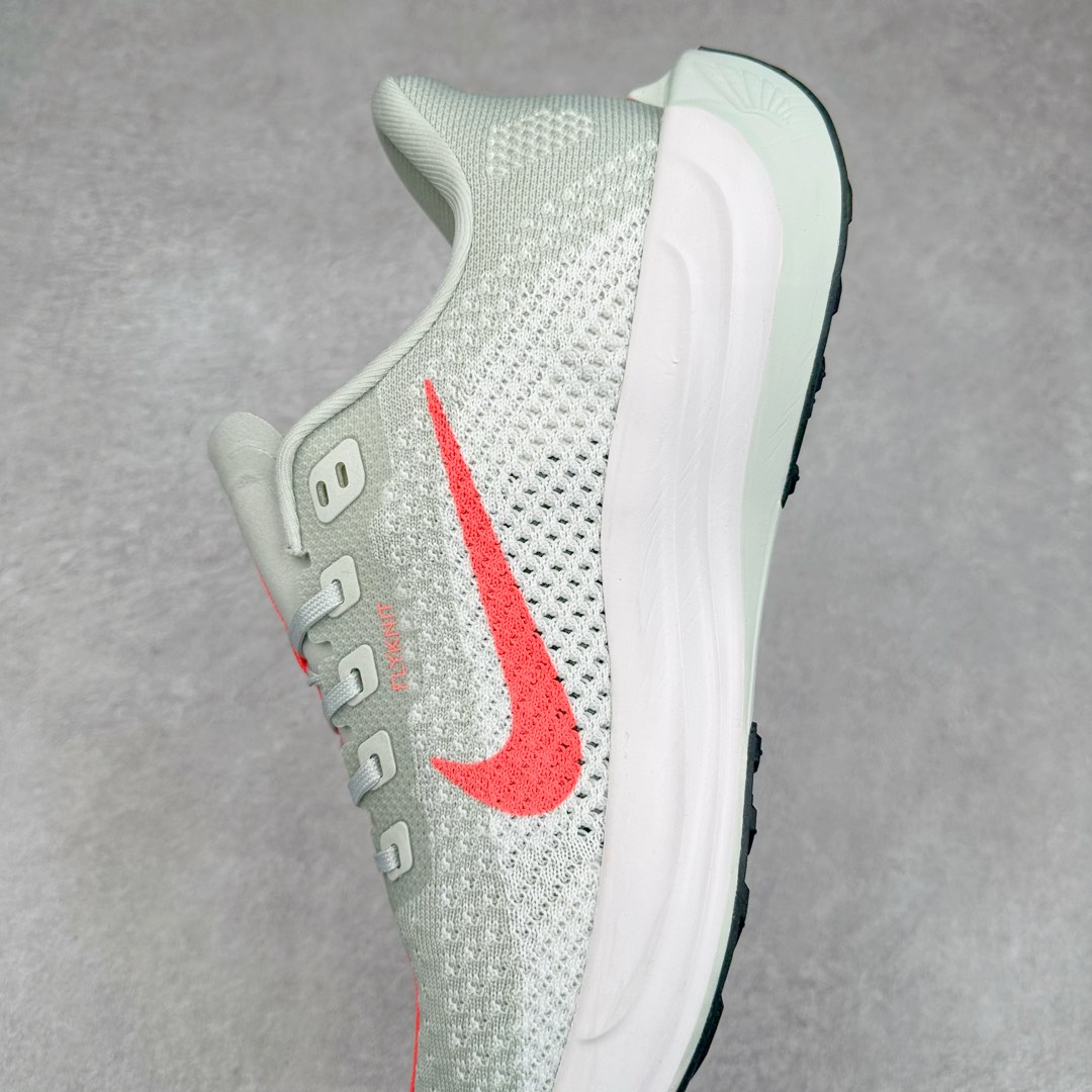 图片[7]-NK Zoom Pegasus Plus 超级飞马涡轮增压马拉松慢跑鞋 FQ7262-001 在设计上延续了原版鞋款的经典风格，向 Pegasus Turbo 致敬。鞋面采用 Flyknit 材质，巧妙地在不同区域实现紧密与松散的编织结合。标志性的尼龙中部条纹与原版 Turbo 设计呼应。原有的 Flywire 被内部毡织带替代。鞋领的衬垫和鞋跟支撑则为鞋面增添了完善的细节。与以往的 Turbo 型号采用双层泡沫不同，Pegasus Plus 使用了一体式 ZoomX 中底。鞋跟厚度为 35 毫米，前掌为 25 毫米，形成 10 毫米的落差，外底覆盖了大量橡胶，而 ZoomX 外露的部分也十分显眼。尺码：36 36.5 37.5 38 38.5 39 40 40.5 41 42 42.5 43 44 44.5 45-选品中心