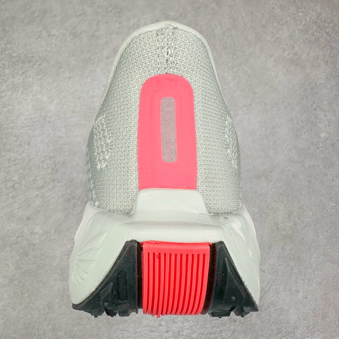 图片[8]-NK Zoom Pegasus Plus 超级飞马涡轮增压马拉松慢跑鞋 FQ7262-001 在设计上延续了原版鞋款的经典风格，向 Pegasus Turbo 致敬。鞋面采用 Flyknit 材质，巧妙地在不同区域实现紧密与松散的编织结合。标志性的尼龙中部条纹与原版 Turbo 设计呼应。原有的 Flywire 被内部毡织带替代。鞋领的衬垫和鞋跟支撑则为鞋面增添了完善的细节。与以往的 Turbo 型号采用双层泡沫不同，Pegasus Plus 使用了一体式 ZoomX 中底。鞋跟厚度为 35 毫米，前掌为 25 毫米，形成 10 毫米的落差，外底覆盖了大量橡胶，而 ZoomX 外露的部分也十分显眼。尺码：36 36.5 37.5 38 38.5 39 40 40.5 41 42 42.5 43 44 44.5 45-选品中心