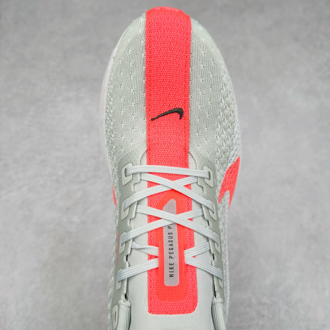 图片[4]-NK Zoom Pegasus Plus 超级飞马涡轮增压马拉松慢跑鞋 FQ7262-001 在设计上延续了原版鞋款的经典风格，向 Pegasus Turbo 致敬。鞋面采用 Flyknit 材质，巧妙地在不同区域实现紧密与松散的编织结合。标志性的尼龙中部条纹与原版 Turbo 设计呼应。原有的 Flywire 被内部毡织带替代。鞋领的衬垫和鞋跟支撑则为鞋面增添了完善的细节。与以往的 Turbo 型号采用双层泡沫不同，Pegasus Plus 使用了一体式 ZoomX 中底。鞋跟厚度为 35 毫米，前掌为 25 毫米，形成 10 毫米的落差，外底覆盖了大量橡胶，而 ZoomX 外露的部分也十分显眼。尺码：36 36.5 37.5 38 38.5 39 40 40.5 41 42 42.5 43 44 44.5 45-选品中心