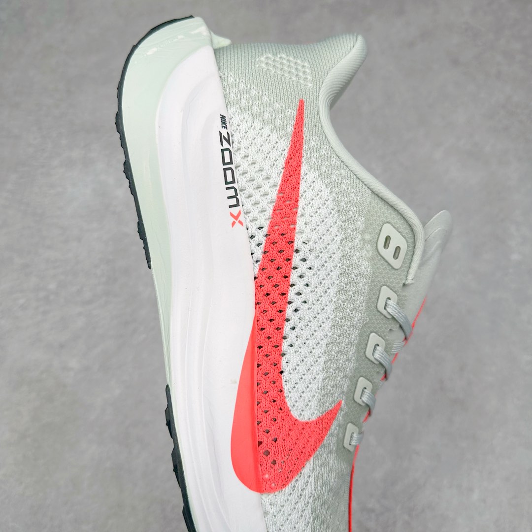 图片[6]-NK Zoom Pegasus Plus 超级飞马涡轮增压马拉松慢跑鞋 FQ7262-001 在设计上延续了原版鞋款的经典风格，向 Pegasus Turbo 致敬。鞋面采用 Flyknit 材质，巧妙地在不同区域实现紧密与松散的编织结合。标志性的尼龙中部条纹与原版 Turbo 设计呼应。原有的 Flywire 被内部毡织带替代。鞋领的衬垫和鞋跟支撑则为鞋面增添了完善的细节。与以往的 Turbo 型号采用双层泡沫不同，Pegasus Plus 使用了一体式 ZoomX 中底。鞋跟厚度为 35 毫米，前掌为 25 毫米，形成 10 毫米的落差，外底覆盖了大量橡胶，而 ZoomX 外露的部分也十分显眼。尺码：36 36.5 37.5 38 38.5 39 40 40.5 41 42 42.5 43 44 44.5 45-选品中心