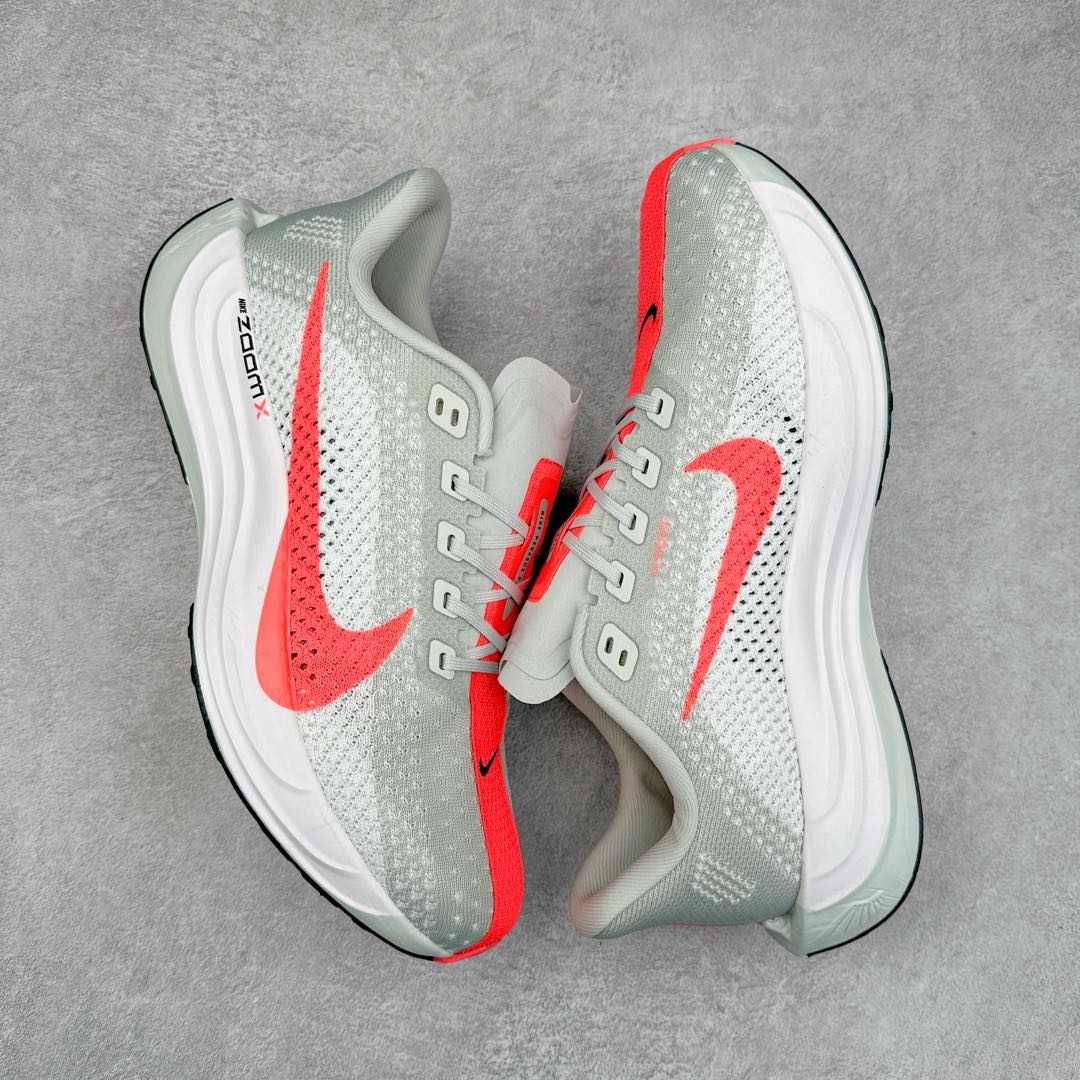 图片[3]-NK Zoom Pegasus Plus 超级飞马涡轮增压马拉松慢跑鞋 FQ7262-001 在设计上延续了原版鞋款的经典风格，向 Pegasus Turbo 致敬。鞋面采用 Flyknit 材质，巧妙地在不同区域实现紧密与松散的编织结合。标志性的尼龙中部条纹与原版 Turbo 设计呼应。原有的 Flywire 被内部毡织带替代。鞋领的衬垫和鞋跟支撑则为鞋面增添了完善的细节。与以往的 Turbo 型号采用双层泡沫不同，Pegasus Plus 使用了一体式 ZoomX 中底。鞋跟厚度为 35 毫米，前掌为 25 毫米，形成 10 毫米的落差，外底覆盖了大量橡胶，而 ZoomX 外露的部分也十分显眼。尺码：36 36.5 37.5 38 38.5 39 40 40.5 41 42 42.5 43 44 44.5 45-选品中心