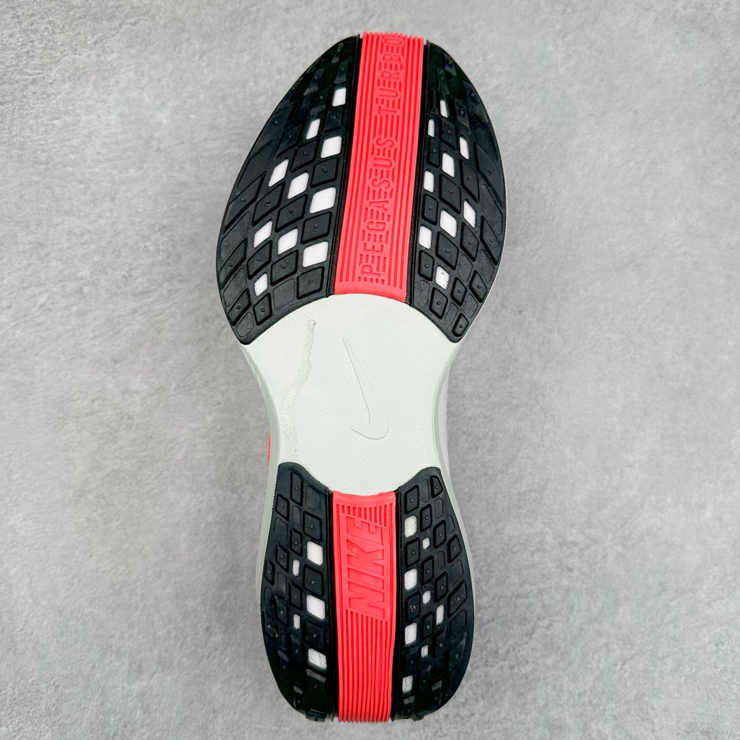 图片[9]-NK Zoom Pegasus Plus 超级飞马涡轮增压马拉松慢跑鞋 FQ7262-001 在设计上延续了原版鞋款的经典风格，向 Pegasus Turbo 致敬。鞋面采用 Flyknit 材质，巧妙地在不同区域实现紧密与松散的编织结合。标志性的尼龙中部条纹与原版 Turbo 设计呼应。原有的 Flywire 被内部毡织带替代。鞋领的衬垫和鞋跟支撑则为鞋面增添了完善的细节。与以往的 Turbo 型号采用双层泡沫不同，Pegasus Plus 使用了一体式 ZoomX 中底。鞋跟厚度为 35 毫米，前掌为 25 毫米，形成 10 毫米的落差，外底覆盖了大量橡胶，而 ZoomX 外露的部分也十分显眼。尺码：36 36.5 37.5 38 38.5 39 40 40.5 41 42 42.5 43 44 44.5 45-选品中心