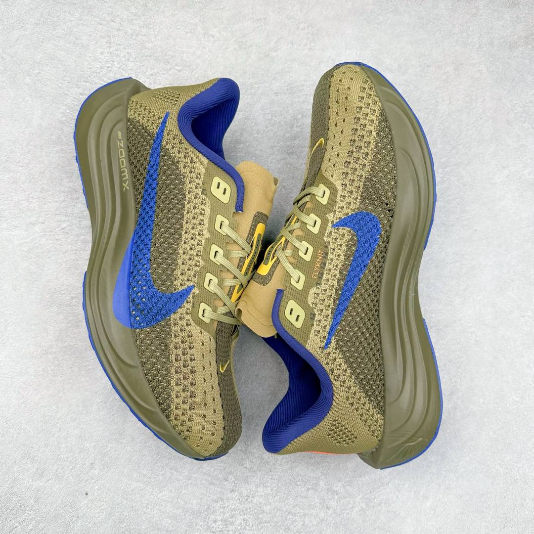 图片[3]-NK Zoom Pegasus Plus 超级飞马涡轮增压马拉松慢跑鞋 HQ3221-325 在设计上延续了原版鞋款的经典风格，向 Pegasus Turbo 致敬。鞋面采用 Flyknit 材质，巧妙地在不同区域实现紧密与松散的编织结合。标志性的尼龙中部条纹与原版 Turbo 设计呼应。原有的 Flywire 被内部毡织带替代。鞋领的衬垫和鞋跟支撑则为鞋面增添了完善的细节。与以往的 Turbo 型号采用双层泡沫不同，Pegasus Plus 使用了一体式 ZoomX 中底。鞋跟厚度为 35 毫米，前掌为 25 毫米，形成 10 毫米的落差，外底覆盖了大量橡胶，而 ZoomX 外露的部分也十分显眼。尺码：36 36.5 37.5 38 38.5 39 40 40.5 41 42 42.5 43 44 44.5 45-选品中心