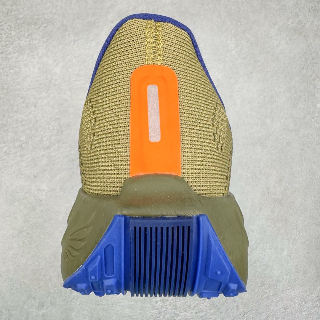 图片[8]-NK Zoom Pegasus Plus 超级飞马涡轮增压马拉松慢跑鞋 HQ3221-325 在设计上延续了原版鞋款的经典风格，向 Pegasus Turbo 致敬。鞋面采用 Flyknit 材质，巧妙地在不同区域实现紧密与松散的编织结合。标志性的尼龙中部条纹与原版 Turbo 设计呼应。原有的 Flywire 被内部毡织带替代。鞋领的衬垫和鞋跟支撑则为鞋面增添了完善的细节。与以往的 Turbo 型号采用双层泡沫不同，Pegasus Plus 使用了一体式 ZoomX 中底。鞋跟厚度为 35 毫米，前掌为 25 毫米，形成 10 毫米的落差，外底覆盖了大量橡胶，而 ZoomX 外露的部分也十分显眼。尺码：36 36.5 37.5 38 38.5 39 40 40.5 41 42 42.5 43 44 44.5 45-选品中心