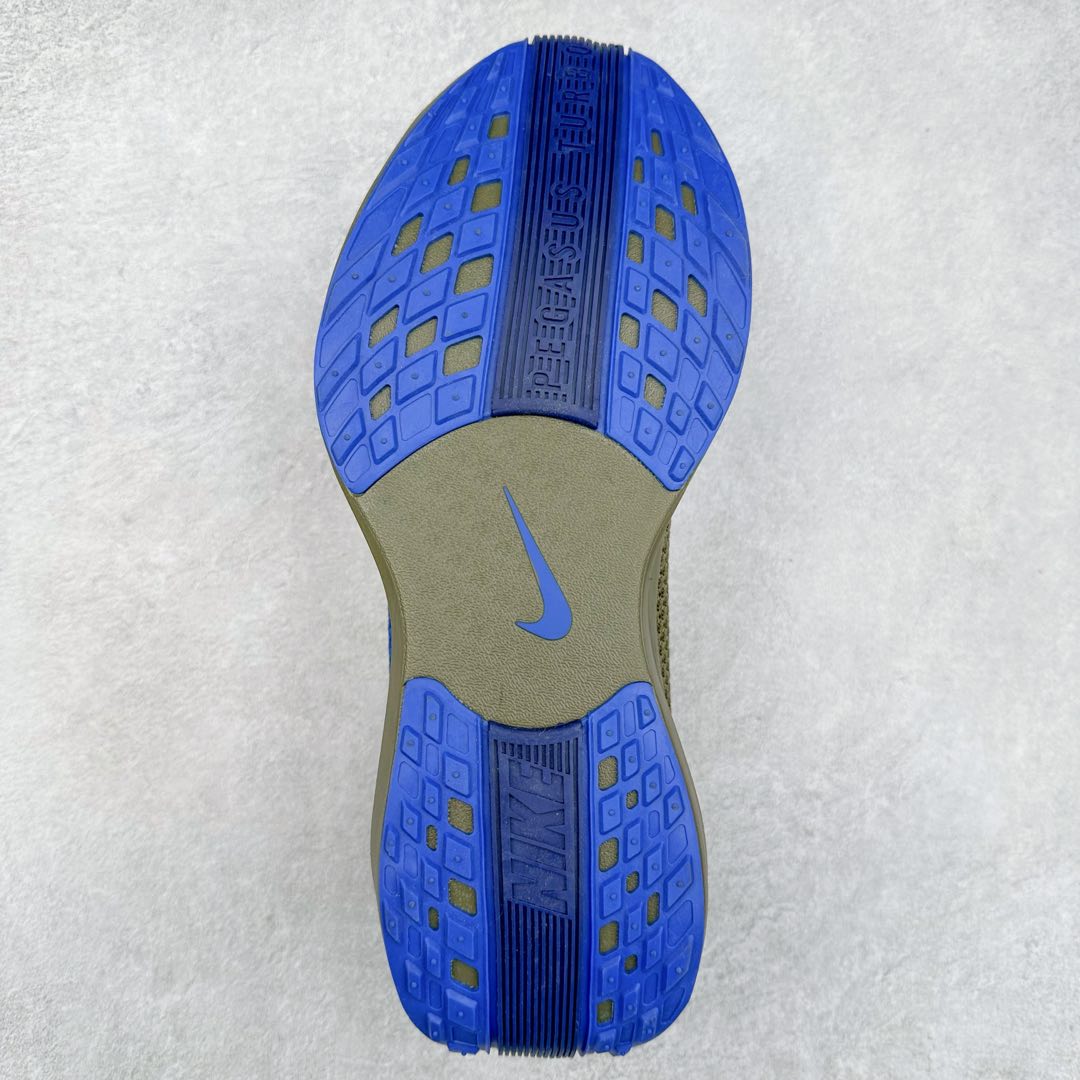 图片[9]-NK Zoom Pegasus Plus 超级飞马涡轮增压马拉松慢跑鞋 HQ3221-325 在设计上延续了原版鞋款的经典风格，向 Pegasus Turbo 致敬。鞋面采用 Flyknit 材质，巧妙地在不同区域实现紧密与松散的编织结合。标志性的尼龙中部条纹与原版 Turbo 设计呼应。原有的 Flywire 被内部毡织带替代。鞋领的衬垫和鞋跟支撑则为鞋面增添了完善的细节。与以往的 Turbo 型号采用双层泡沫不同，Pegasus Plus 使用了一体式 ZoomX 中底。鞋跟厚度为 35 毫米，前掌为 25 毫米，形成 10 毫米的落差，外底覆盖了大量橡胶，而 ZoomX 外露的部分也十分显眼。尺码：36 36.5 37.5 38 38.5 39 40 40.5 41 42 42.5 43 44 44.5 45-选品中心