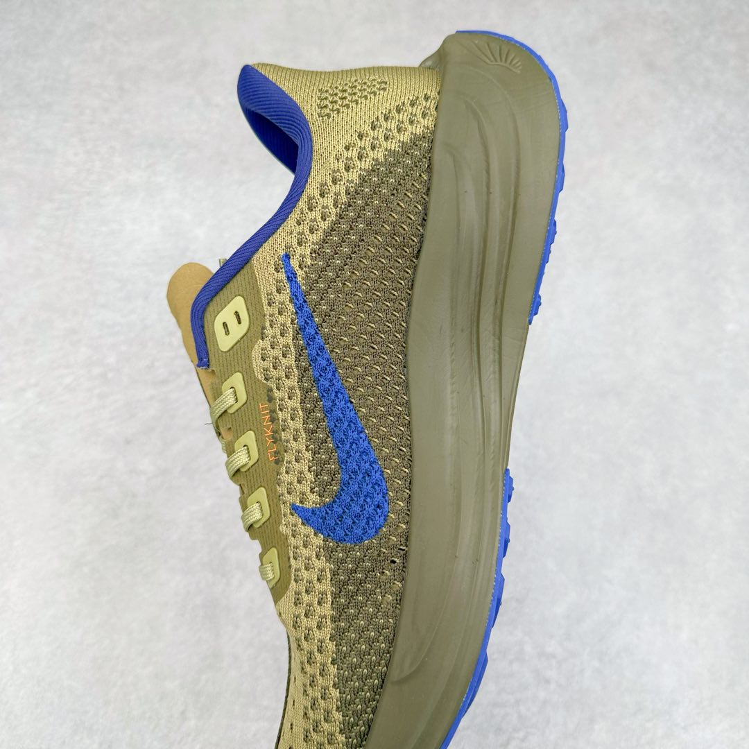 图片[7]-NK Zoom Pegasus Plus 超级飞马涡轮增压马拉松慢跑鞋 HQ3221-325 在设计上延续了原版鞋款的经典风格，向 Pegasus Turbo 致敬。鞋面采用 Flyknit 材质，巧妙地在不同区域实现紧密与松散的编织结合。标志性的尼龙中部条纹与原版 Turbo 设计呼应。原有的 Flywire 被内部毡织带替代。鞋领的衬垫和鞋跟支撑则为鞋面增添了完善的细节。与以往的 Turbo 型号采用双层泡沫不同，Pegasus Plus 使用了一体式 ZoomX 中底。鞋跟厚度为 35 毫米，前掌为 25 毫米，形成 10 毫米的落差，外底覆盖了大量橡胶，而 ZoomX 外露的部分也十分显眼。尺码：36 36.5 37.5 38 38.5 39 40 40.5 41 42 42.5 43 44 44.5 45-选品中心