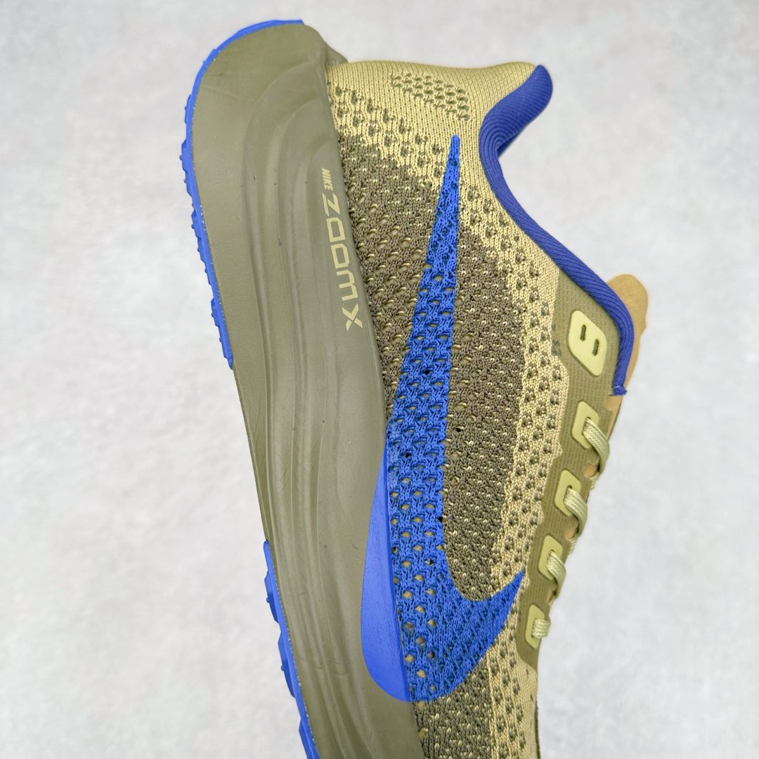 图片[6]-NK Zoom Pegasus Plus 超级飞马涡轮增压马拉松慢跑鞋 HQ3221-325 在设计上延续了原版鞋款的经典风格，向 Pegasus Turbo 致敬。鞋面采用 Flyknit 材质，巧妙地在不同区域实现紧密与松散的编织结合。标志性的尼龙中部条纹与原版 Turbo 设计呼应。原有的 Flywire 被内部毡织带替代。鞋领的衬垫和鞋跟支撑则为鞋面增添了完善的细节。与以往的 Turbo 型号采用双层泡沫不同，Pegasus Plus 使用了一体式 ZoomX 中底。鞋跟厚度为 35 毫米，前掌为 25 毫米，形成 10 毫米的落差，外底覆盖了大量橡胶，而 ZoomX 外露的部分也十分显眼。尺码：36 36.5 37.5 38 38.5 39 40 40.5 41 42 42.5 43 44 44.5 45-选品中心