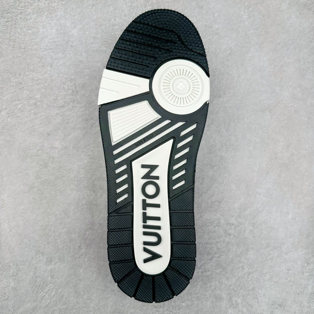 图片[9]-＃K1 Louis Vuitton Trainer lv时装走秀运动鞋 完美鞋型超高的清洁度 零毛边线头瑕疵 全套原楦原纸版原鞋开模 全网最具灵魂的版型 正确原装黄色鞋盒 正确中底印花 鞋面印花3D高频深度立体 全鞋电脑针车 紧密相连 针距密度一致 环保乳胶注塑鞋垫 厚度脚感还原原版 皮面裁剪部位 统一油边封口工艺 原装橡胶大底含胶量大底组合零偏差 专柜全套包装 防尘袋 说明书 质保卡 男女鞋 尺码：35 36 37 38 39 40 41 42 43 44 45-选品中心