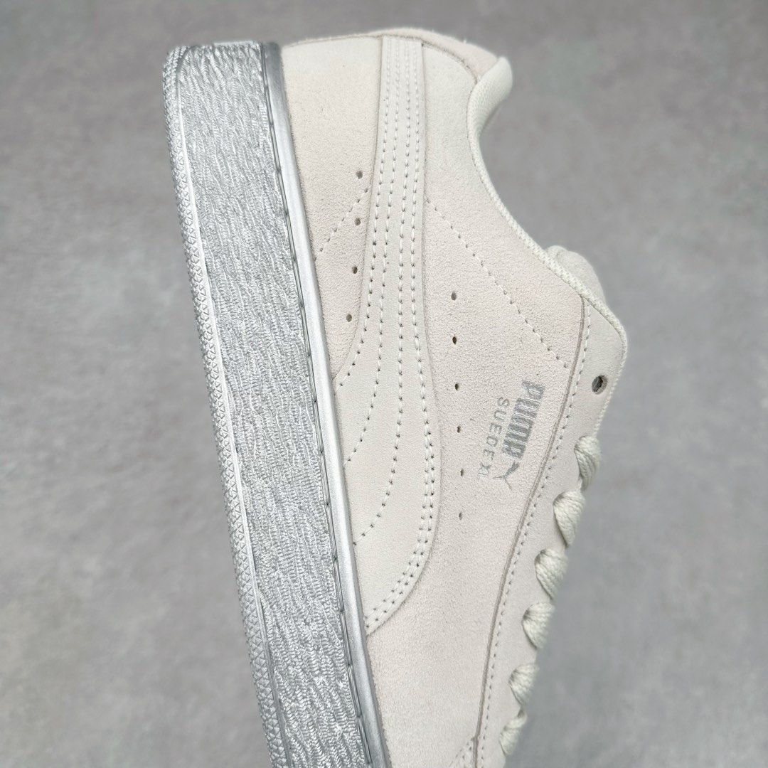 图片[6]-PUMA SUEDE XL 彪马新款面包鞋男女同款复古休闲板鞋 赠送一双鞋带 鞋身通体采用细腻的麂皮材质 厚实柔软 质感出众 鞋侧保留PUMA标志性跑道图案 侧面与后跟点缀金属色PUMA LOGO 兼具辨识度与细节感 加厚鞋垫、饱满鞋舌 搭配加宽扁形鞋带 使得穿着感更加贴合与舒适 值得一提的是 本季SUEDE XL鞋款以黑色、红色及蓝色最为瞩目 经典黑的配色 在低调之余可轻松驾驭任何潮流风格造型 而高饱和度的配色 则是当之无愧的早春出街利器。货号： 395205 尺码：36 37 37.5 38 38.5 39 40 40.5 41 42 42.5 43 44 45-选品中心