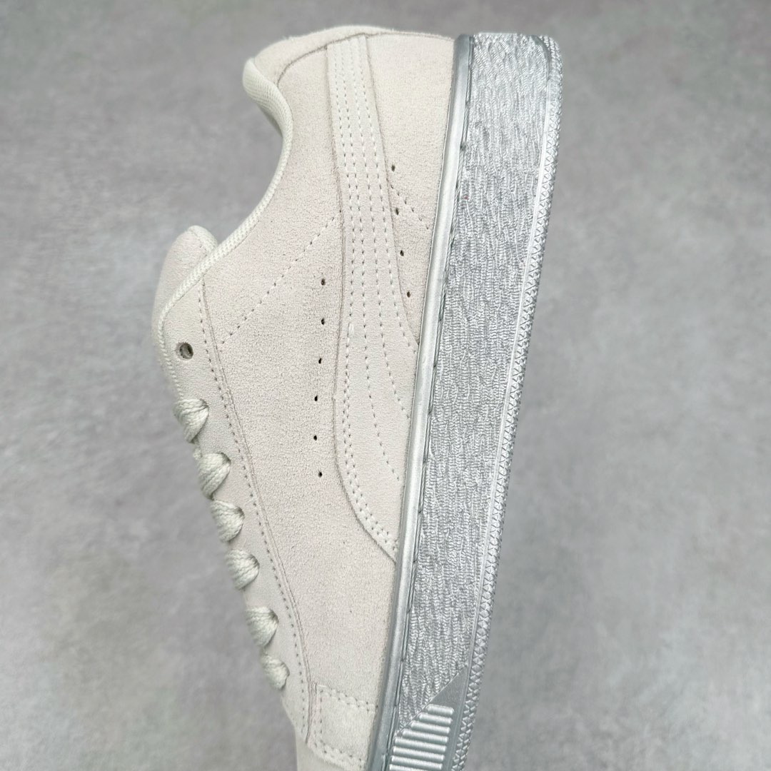 图片[7]-PUMA SUEDE XL 彪马新款面包鞋男女同款复古休闲板鞋 赠送一双鞋带 鞋身通体采用细腻的麂皮材质 厚实柔软 质感出众 鞋侧保留PUMA标志性跑道图案 侧面与后跟点缀金属色PUMA LOGO 兼具辨识度与细节感 加厚鞋垫、饱满鞋舌 搭配加宽扁形鞋带 使得穿着感更加贴合与舒适 值得一提的是 本季SUEDE XL鞋款以黑色、红色及蓝色最为瞩目 经典黑的配色 在低调之余可轻松驾驭任何潮流风格造型 而高饱和度的配色 则是当之无愧的早春出街利器。货号： 395205 尺码：36 37 37.5 38 38.5 39 40 40.5 41 42 42.5 43 44 45-选品中心