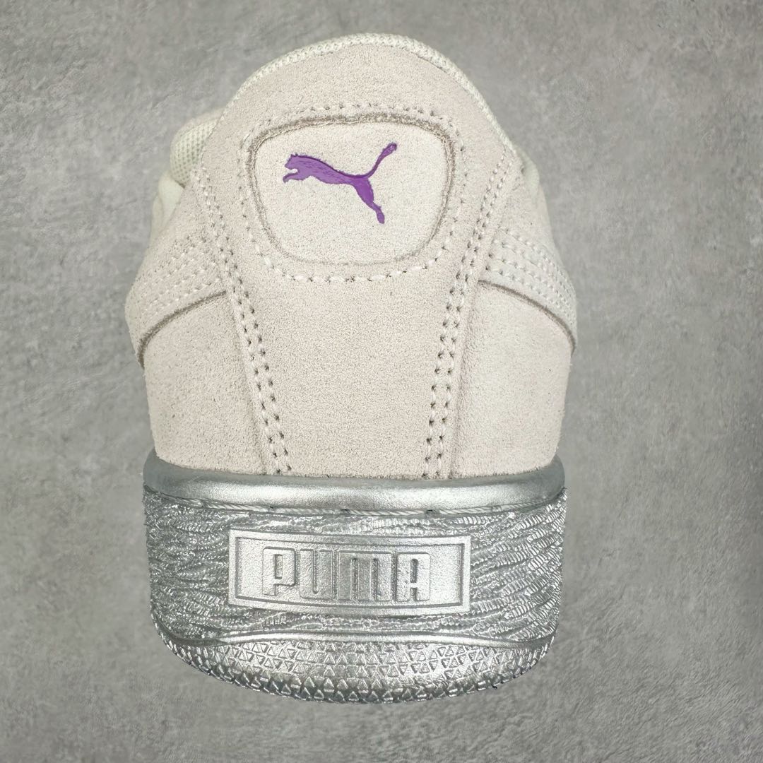 图片[8]-PUMA SUEDE XL 彪马新款面包鞋男女同款复古休闲板鞋 赠送一双鞋带 鞋身通体采用细腻的麂皮材质 厚实柔软 质感出众 鞋侧保留PUMA标志性跑道图案 侧面与后跟点缀金属色PUMA LOGO 兼具辨识度与细节感 加厚鞋垫、饱满鞋舌 搭配加宽扁形鞋带 使得穿着感更加贴合与舒适 值得一提的是 本季SUEDE XL鞋款以黑色、红色及蓝色最为瞩目 经典黑的配色 在低调之余可轻松驾驭任何潮流风格造型 而高饱和度的配色 则是当之无愧的早春出街利器。货号： 395205 尺码：36 37 37.5 38 38.5 39 40 40.5 41 42 42.5 43 44 45-选品中心