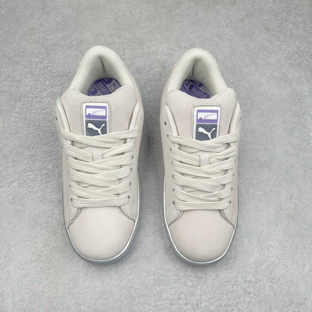 图片[2]-PUMA SUEDE XL 彪马新款面包鞋男女同款复古休闲板鞋 赠送一双鞋带 鞋身通体采用细腻的麂皮材质 厚实柔软 质感出众 鞋侧保留PUMA标志性跑道图案 侧面与后跟点缀金属色PUMA LOGO 兼具辨识度与细节感 加厚鞋垫、饱满鞋舌 搭配加宽扁形鞋带 使得穿着感更加贴合与舒适 值得一提的是 本季SUEDE XL鞋款以黑色、红色及蓝色最为瞩目 经典黑的配色 在低调之余可轻松驾驭任何潮流风格造型 而高饱和度的配色 则是当之无愧的早春出街利器。货号： 395205 尺码：36 37 37.5 38 38.5 39 40 40.5 41 42 42.5 43 44 45-选品中心