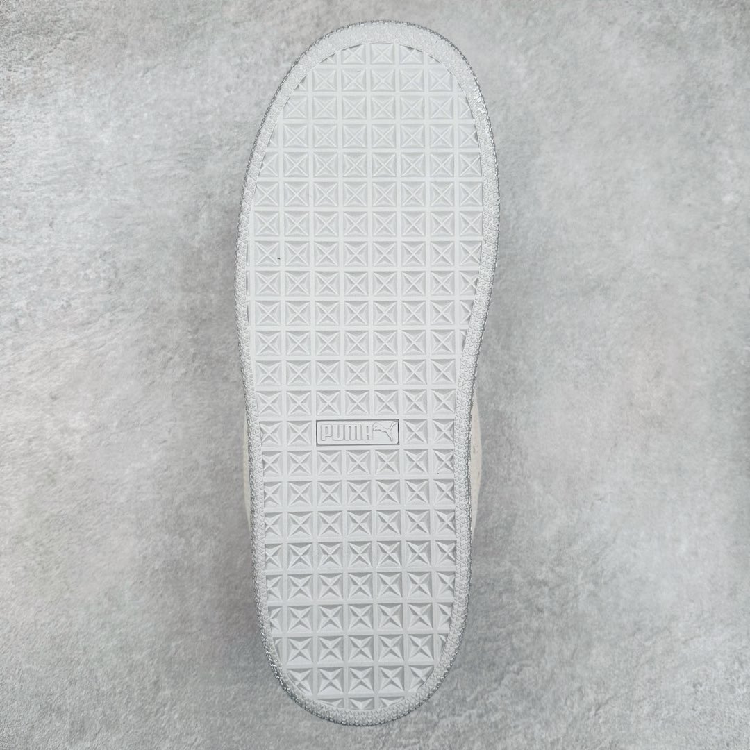 图片[9]-PUMA SUEDE XL 彪马新款面包鞋男女同款复古休闲板鞋 赠送一双鞋带 鞋身通体采用细腻的麂皮材质 厚实柔软 质感出众 鞋侧保留PUMA标志性跑道图案 侧面与后跟点缀金属色PUMA LOGO 兼具辨识度与细节感 加厚鞋垫、饱满鞋舌 搭配加宽扁形鞋带 使得穿着感更加贴合与舒适 值得一提的是 本季SUEDE XL鞋款以黑色、红色及蓝色最为瞩目 经典黑的配色 在低调之余可轻松驾驭任何潮流风格造型 而高饱和度的配色 则是当之无愧的早春出街利器。货号： 395205 尺码：36 37 37.5 38 38.5 39 40 40.5 41 42 42.5 43 44 45-选品中心