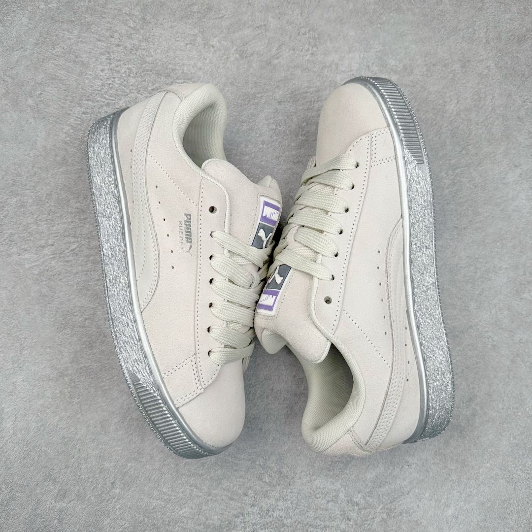 图片[3]-PUMA SUEDE XL 彪马新款面包鞋男女同款复古休闲板鞋 赠送一双鞋带 鞋身通体采用细腻的麂皮材质 厚实柔软 质感出众 鞋侧保留PUMA标志性跑道图案 侧面与后跟点缀金属色PUMA LOGO 兼具辨识度与细节感 加厚鞋垫、饱满鞋舌 搭配加宽扁形鞋带 使得穿着感更加贴合与舒适 值得一提的是 本季SUEDE XL鞋款以黑色、红色及蓝色最为瞩目 经典黑的配色 在低调之余可轻松驾驭任何潮流风格造型 而高饱和度的配色 则是当之无愧的早春出街利器。货号： 395205 尺码：36 37 37.5 38 38.5 39 40 40.5 41 42 42.5 43 44 45-选品中心