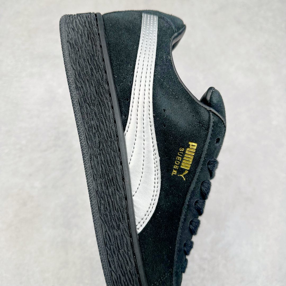 图片[6]-PUMA SUEDE XL 彪马新款面包鞋男女同款复古休闲板鞋 赠送一双鞋带 鞋身通体采用细腻的麂皮材质 厚实柔软 质感出众 鞋侧保留PUMA标志性跑道图案 侧面与后跟点缀金属色PUMA LOGO 兼具辨识度与细节感 加厚鞋垫、饱满鞋舌 搭配加宽扁形鞋带 使得穿着感更加贴合与舒适 值得一提的是 本季SUEDE XL鞋款以黑色、红色及蓝色最为瞩目 经典黑的配色 在低调之余可轻松驾驭任何潮流风格造型 而高饱和度的配色 则是当之无愧的早春出街利器。货号： 395205 尺码：36 37 37.5 38 38.5 39 40 40.5 41 42 42.5 43 44 45-选品中心