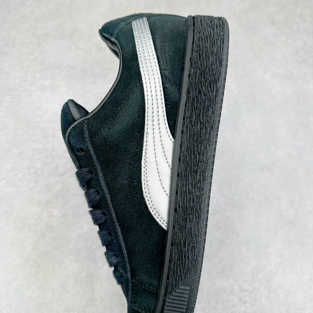 图片[7]-PUMA SUEDE XL 彪马新款面包鞋男女同款复古休闲板鞋 赠送一双鞋带 鞋身通体采用细腻的麂皮材质 厚实柔软 质感出众 鞋侧保留PUMA标志性跑道图案 侧面与后跟点缀金属色PUMA LOGO 兼具辨识度与细节感 加厚鞋垫、饱满鞋舌 搭配加宽扁形鞋带 使得穿着感更加贴合与舒适 值得一提的是 本季SUEDE XL鞋款以黑色、红色及蓝色最为瞩目 经典黑的配色 在低调之余可轻松驾驭任何潮流风格造型 而高饱和度的配色 则是当之无愧的早春出街利器。货号： 395205 尺码：36 37 37.5 38 38.5 39 40 40.5 41 42 42.5 43 44 45-选品中心