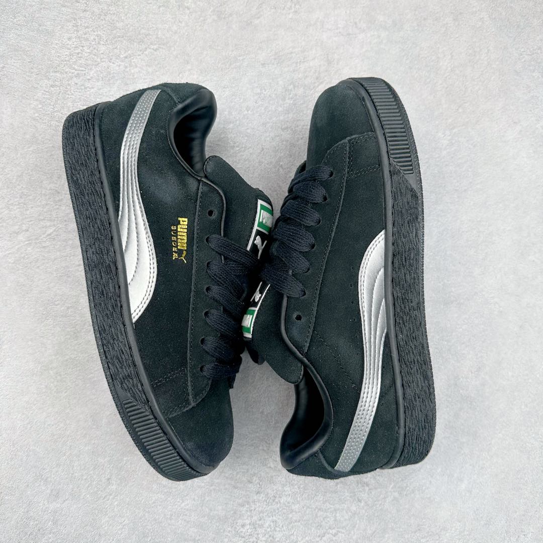 图片[3]-PUMA SUEDE XL 彪马新款面包鞋男女同款复古休闲板鞋 赠送一双鞋带 鞋身通体采用细腻的麂皮材质 厚实柔软 质感出众 鞋侧保留PUMA标志性跑道图案 侧面与后跟点缀金属色PUMA LOGO 兼具辨识度与细节感 加厚鞋垫、饱满鞋舌 搭配加宽扁形鞋带 使得穿着感更加贴合与舒适 值得一提的是 本季SUEDE XL鞋款以黑色、红色及蓝色最为瞩目 经典黑的配色 在低调之余可轻松驾驭任何潮流风格造型 而高饱和度的配色 则是当之无愧的早春出街利器。货号： 395205 尺码：36 37 37.5 38 38.5 39 40 40.5 41 42 42.5 43 44 45-选品中心