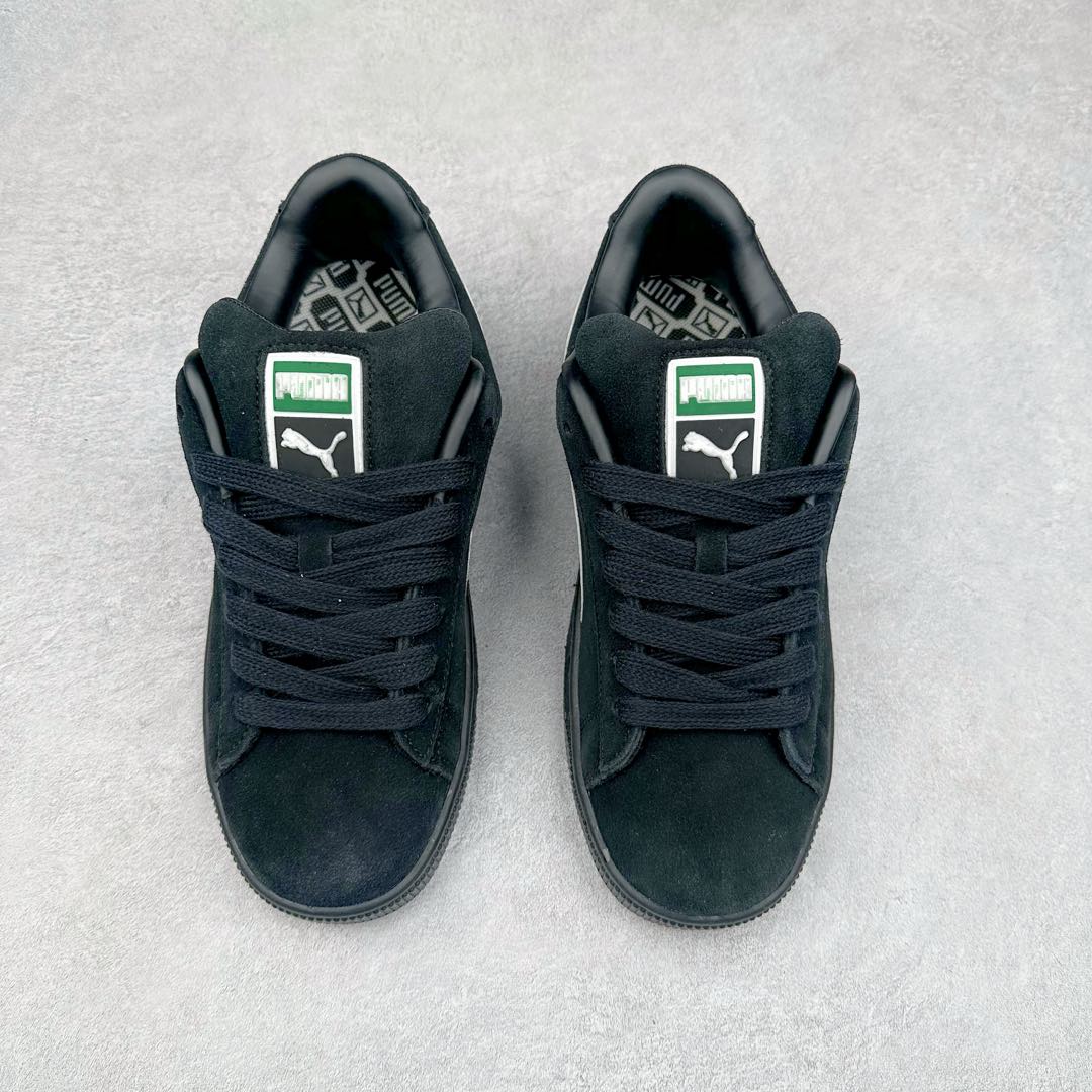 图片[2]-PUMA SUEDE XL 彪马新款面包鞋男女同款复古休闲板鞋 赠送一双鞋带 鞋身通体采用细腻的麂皮材质 厚实柔软 质感出众 鞋侧保留PUMA标志性跑道图案 侧面与后跟点缀金属色PUMA LOGO 兼具辨识度与细节感 加厚鞋垫、饱满鞋舌 搭配加宽扁形鞋带 使得穿着感更加贴合与舒适 值得一提的是 本季SUEDE XL鞋款以黑色、红色及蓝色最为瞩目 经典黑的配色 在低调之余可轻松驾驭任何潮流风格造型 而高饱和度的配色 则是当之无愧的早春出街利器。货号： 395205 尺码：36 37 37.5 38 38.5 39 40 40.5 41 42 42.5 43 44 45-选品中心